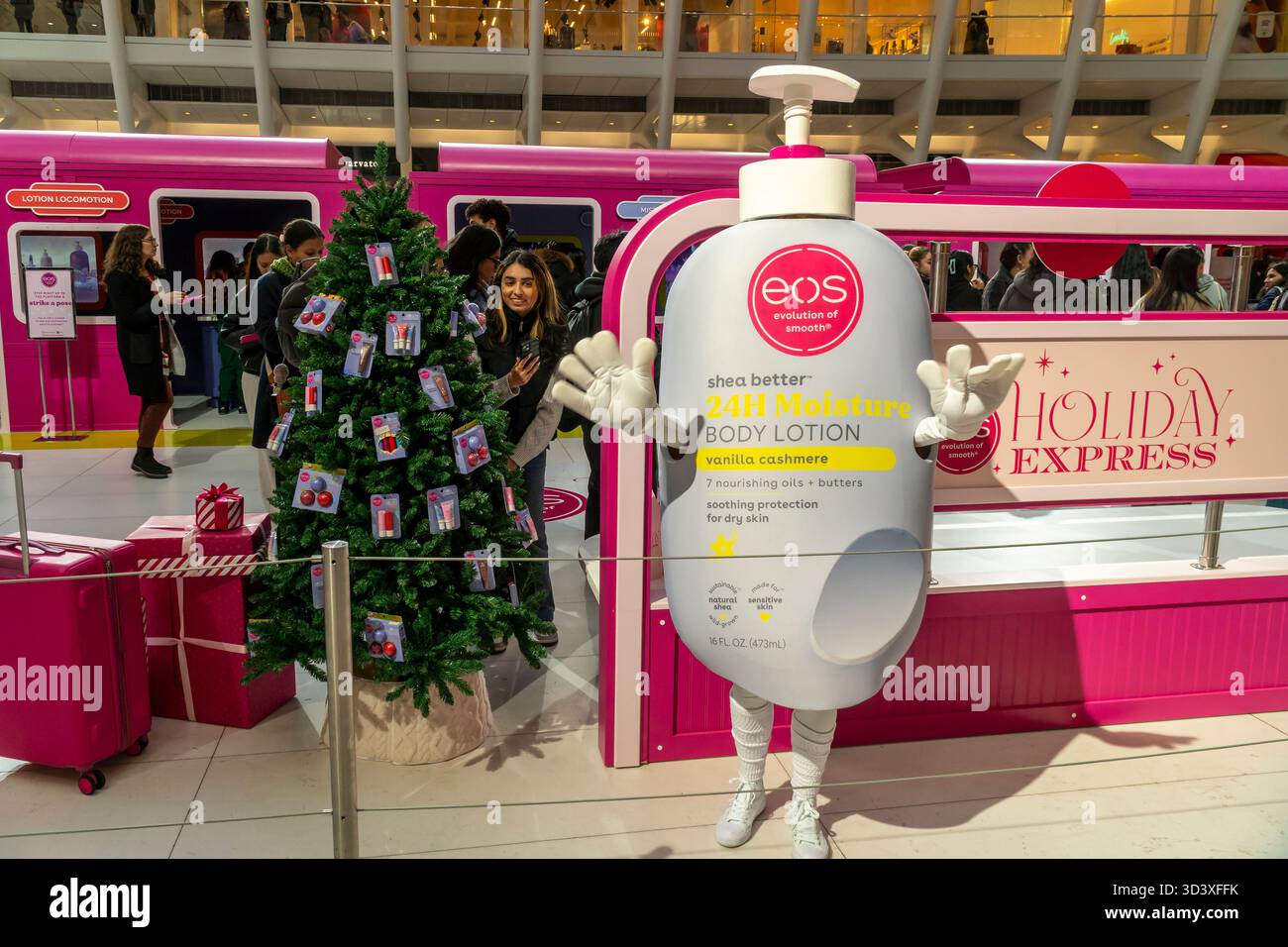 Centinaia di persone si allineano per l'attivazione del marchio per i prodotti per la cura della pelle EOS Holiday Sents nell'Oculus presso il World Trade Center di New York giovedì 6 novembre 2025. (© Richard B. Levine) Foto Stock
