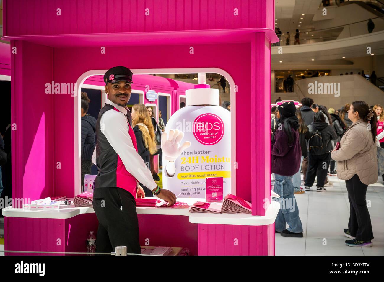 Centinaia di persone si allineano per l'attivazione del marchio per i prodotti per la cura della pelle EOS Holiday Sents nell'Oculus presso il World Trade Center di New York giovedì 6 novembre 2025. (© Richard B. Levine) Foto Stock