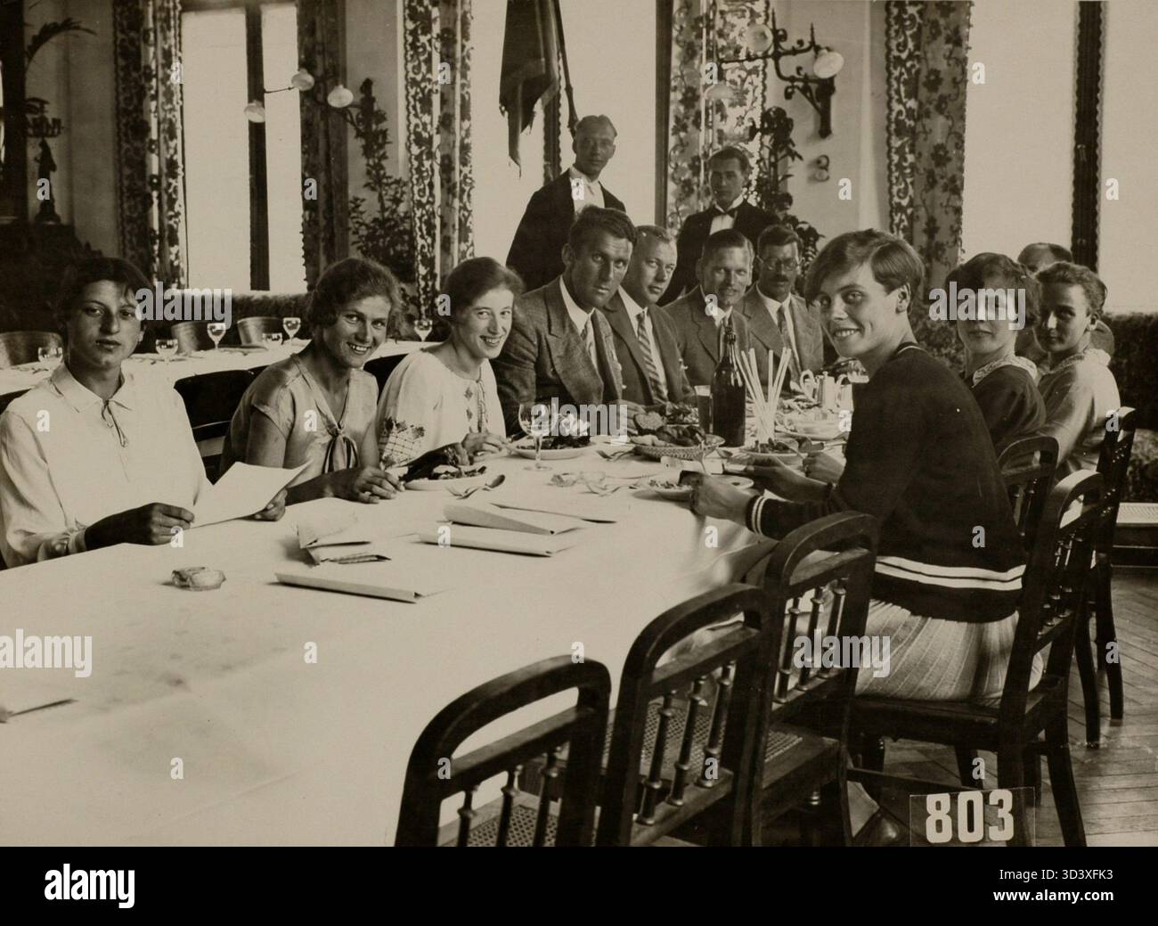 Gli atleti tedeschi sono stati fotografati a cena insieme durante le Olimpiadi di Amsterdam del 1928. Foto Stock