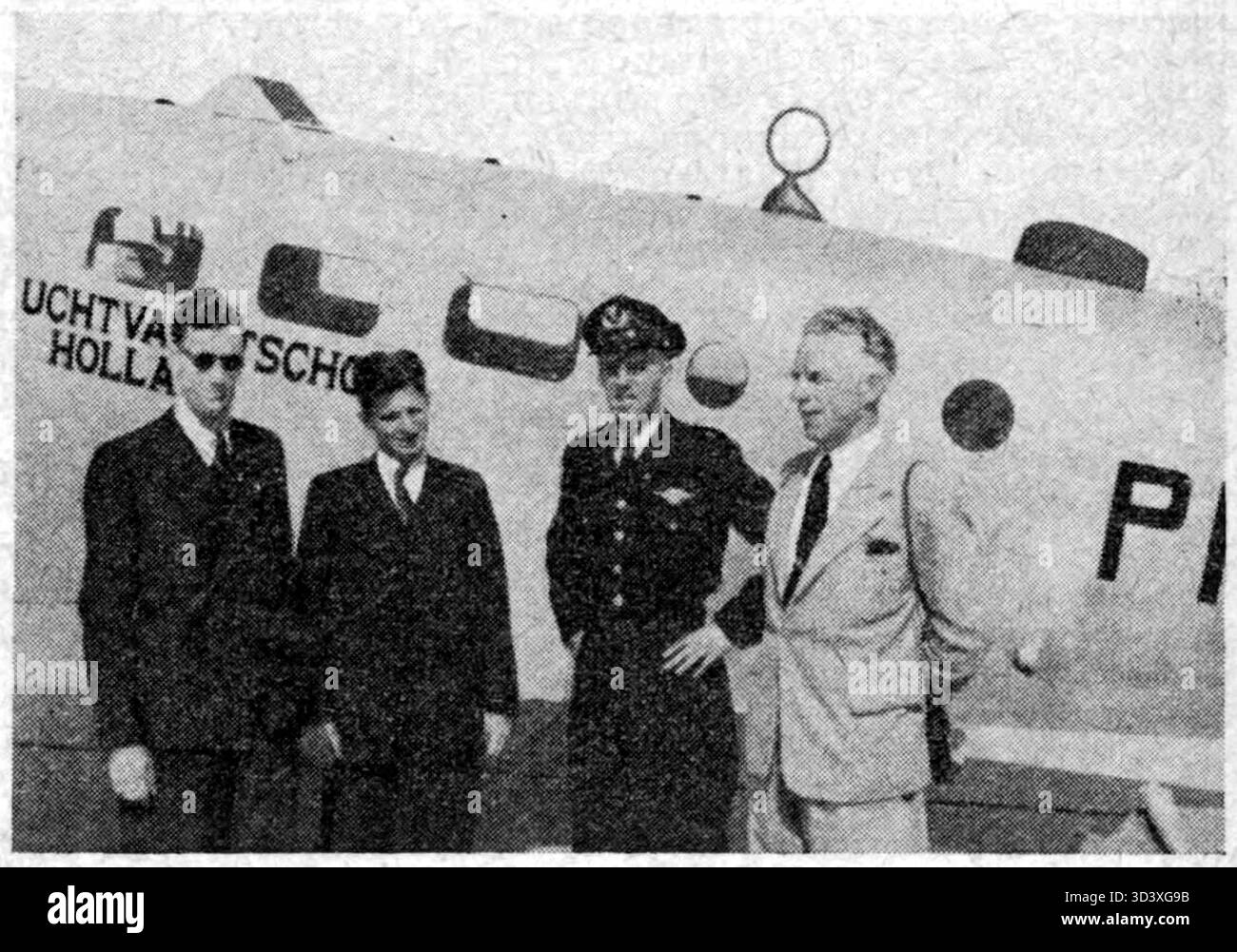 In questa foto del 1° settembre 1950, i piloti Kleyn, Malotaux e V.D. Broek e Thijssens si trovano di fronte a un aereo Beech all'aeroporto di Schiphol prima della partenza. Foto Stock