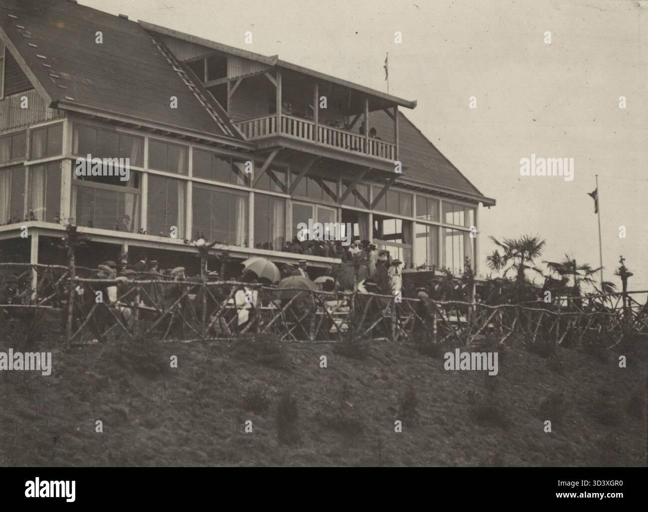 Questa foto del 1911 cattura una scena di un evento di aviazione a Soesterberg, Paesi Bassi, dove le persone si sono riunite per assistere alle esibizioni di volo. L'immagine fa parte di una serie di due foto dell'evento. Foto Stock