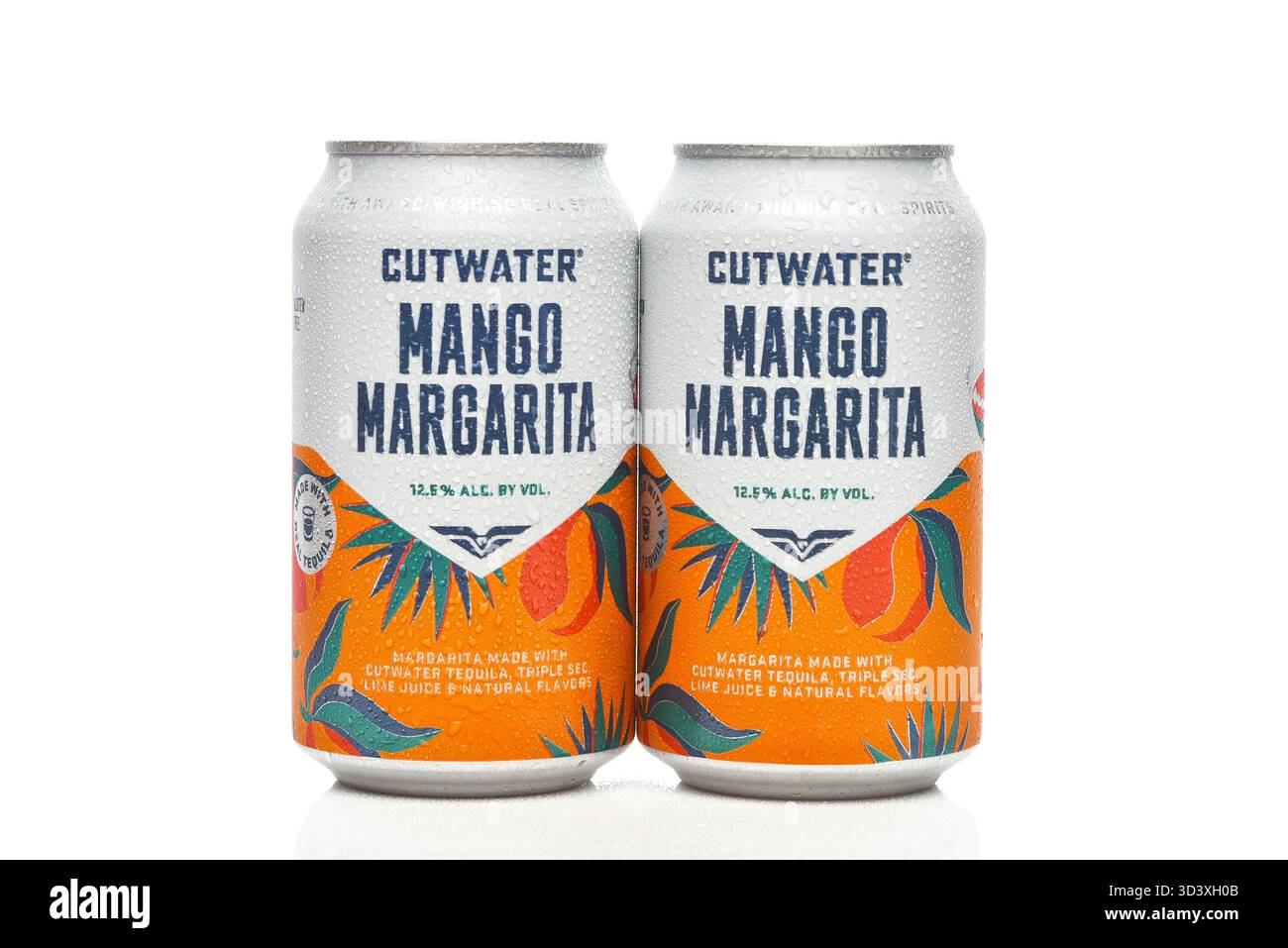 IRVINE, CALIFORNIA - 07 novembre 2025: Due lattine di Margarita Cut Water Mango. Foto Stock