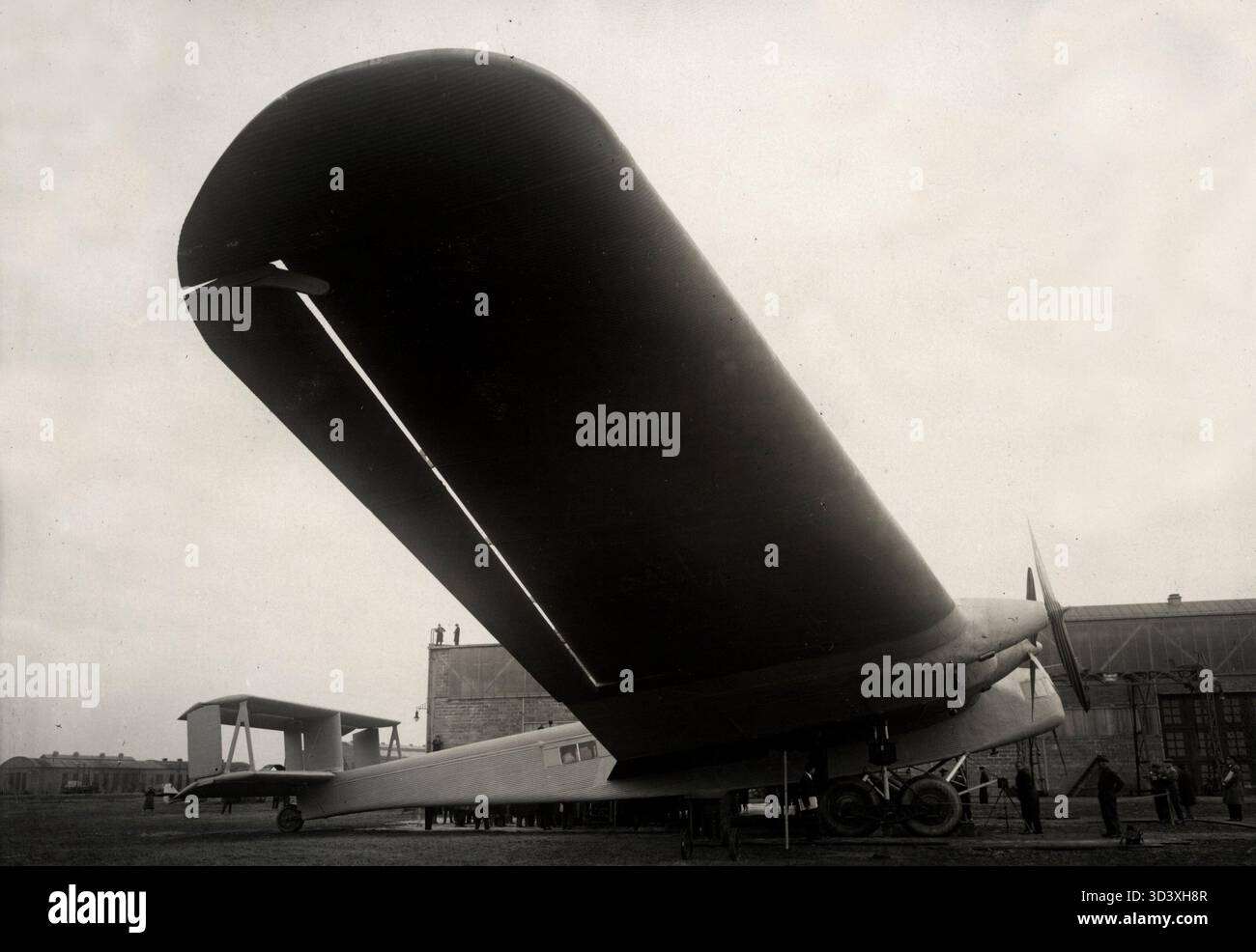 Nel 1929, la Junkers Aircraft Factory di Dessau, Germania, sviluppò lo Junkers G-38, il più grande aeroplano mai costruito. Aveva quattro motori che producevano 2400 cavalli e poteva trasportare 3000 kg di carico. Fatto di duralluminio, era una meraviglia tecnologica. L'immagine mostra una delle sue enormi ali. Foto Stock