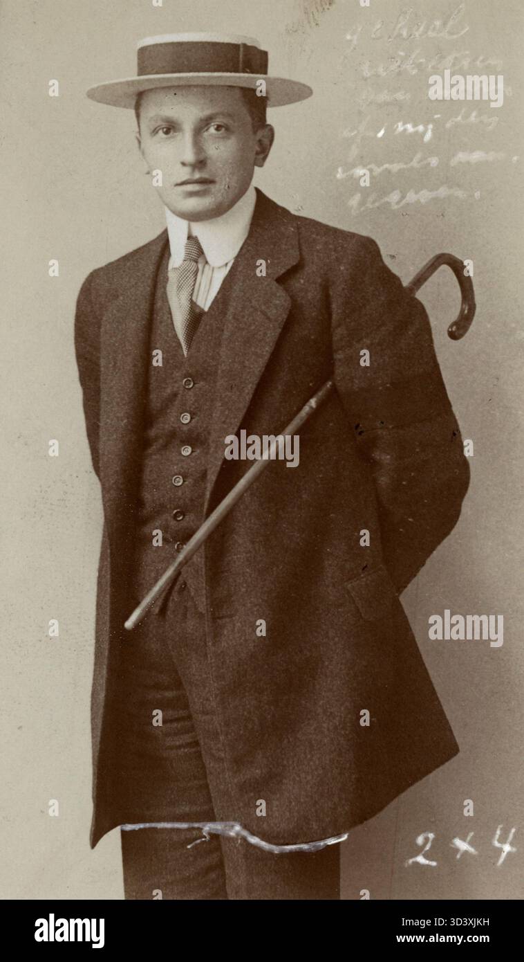 L'aviatore olandese D.C. Merens, allievo del pilota Wijnmalen, viene mostrato nel 1911 con indosso un cappello di paglia e una canna, riflettendo la moda e la cultura aeronautica dell'epoca nei Paesi Bassi. Foto Stock