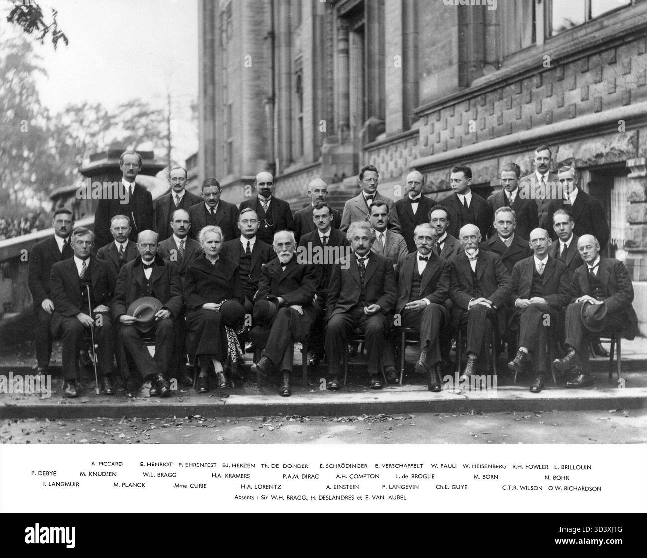 Una foto di gruppo scattata durante la quinta conferenza Solvay nell'ottobre 1927 a Bruxelles mostra 29 scienziati di spicco, 17 dei quali in seguito hanno vinto il Premio Nobel. Figure degne di nota includono Marie Curie, Albert Einstein e Niels Bohr. Foto Stock