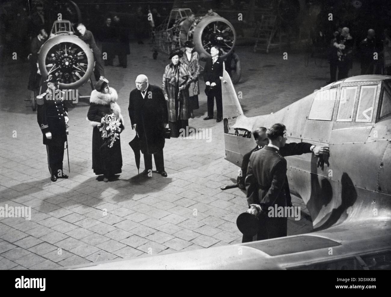 Il 23 novembre 1938, la regina Guglielmina dei Paesi Bassi e il re Leopoldo III del Belgio sono visti durante una visita alla fabbrica di aeroplani Fokker nei Paesi Bassi, segnando un momento significativo nella storia dell'aviazione e delle visite reali. Foto Stock
