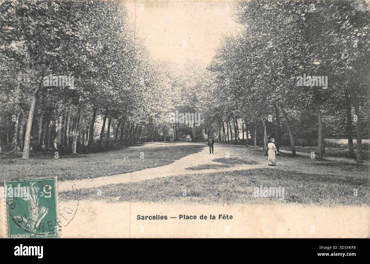 Una fotografia tra il 1900 e il 1910 che cattura la Place de la Fête a Sarcelles. L'immagine raffigura uno spazio pubblico vivace durante l'inizio del XX secolo, che riflette gli incontri sociali della comunità. Foto Stock
