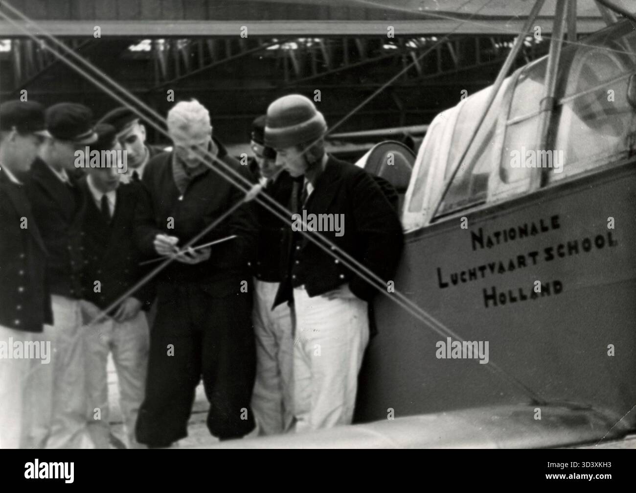 Addestramento di volo presso la National Aviation School dell'aeroporto di Schiphol, Paesi Bassi, nel 1934. Questo fa parte di una serie di 8 foto che documentano l'addestramento aeronautico nei primi anni '1930 Foto Stock
