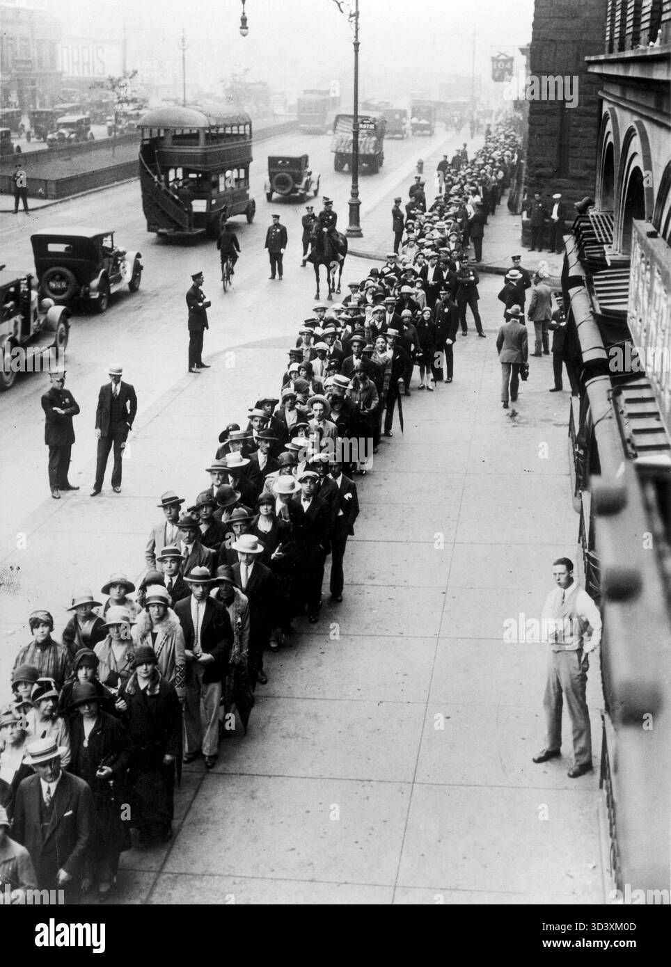 Una lunga serie di lutti si riunì per rendere omaggio alla star del cinema Rudolf Valentino nell'agosto 1926, a New York, negli Stati Uniti. La morte di Valentino ha colpito profondamente Hollywood e i suoi fan in tutto il mondo. Foto Stock