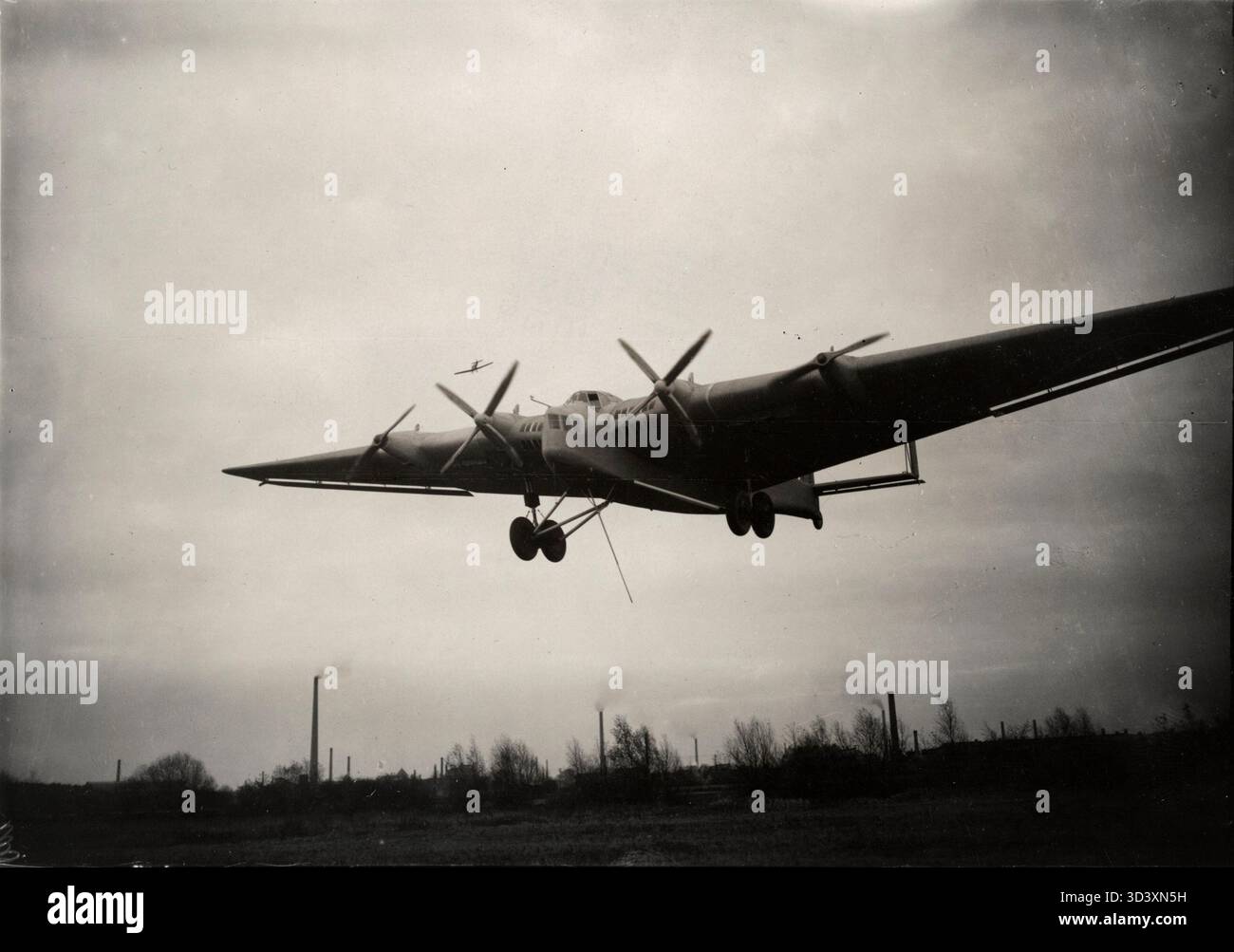 Nel 1929, la Junkers Aircraft Factory sviluppò lo Junkers G-38, il più grande aeroplano mai costruito. Con quattro motori che producevano 2400 cavalli, poteva trasportare 3000 kg di carico. Nella foto volando sopra la fabbrica Junkers a Dessau. Foto Stock