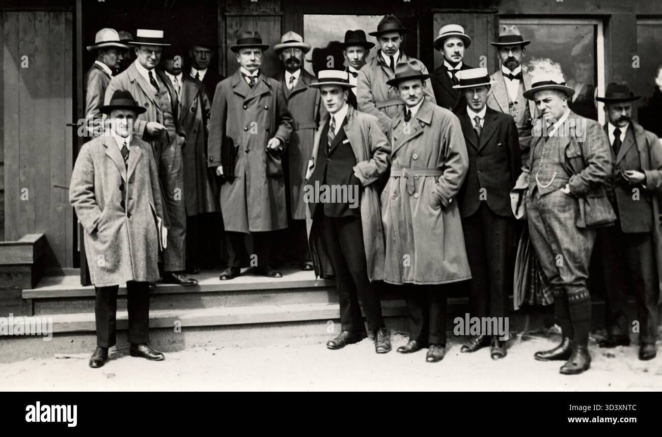 Una fotografia del 1922 che mostra il tour stampa all'International Aviation Contest (ICAR) di Rotterdam, Paesi Bassi, con il generale Snijders a capo del gruppo. Foto Stock