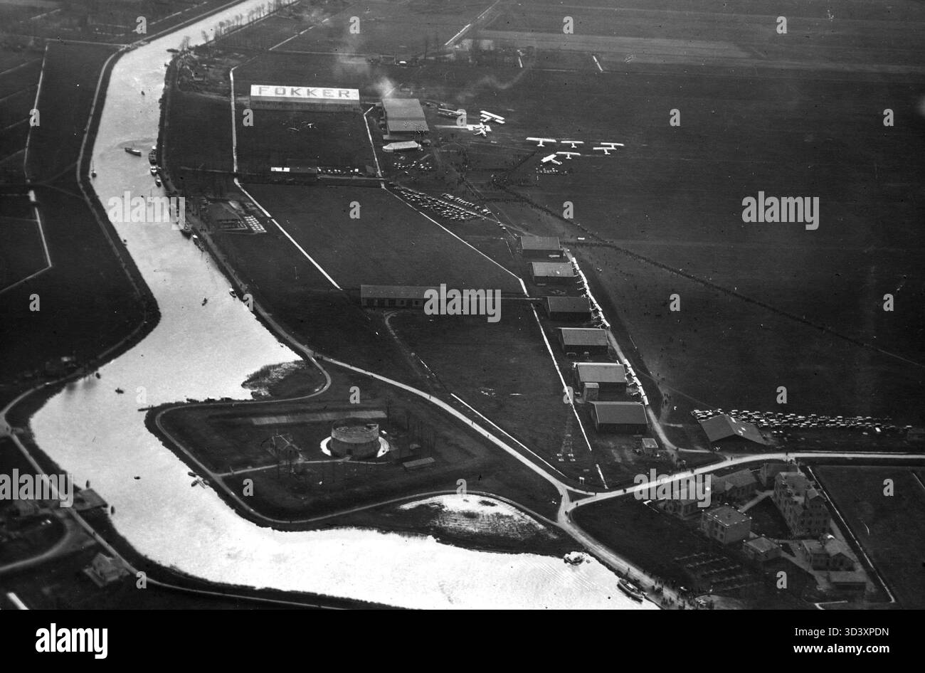 Una fotografia aerea dell'aeroporto di Schiphol nel 1925, che mostra la fabbrica Fokker, una parte importante della storia dell'aviazione olandese durante quel periodo. Foto Stock