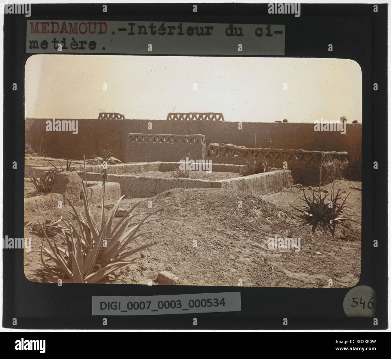 Medamud. Una fotografia scattata all'inizio del XX secolo mostra un cimitero locale a Medamud, che fornisce una vista delle pratiche di sepoltura e del contesto storico della zona. Il cimitero riflette le pratiche culturali e religiose del tempo, offrendo approfondimenti sulle tradizioni sepolcrali nella regione. Foto Stock