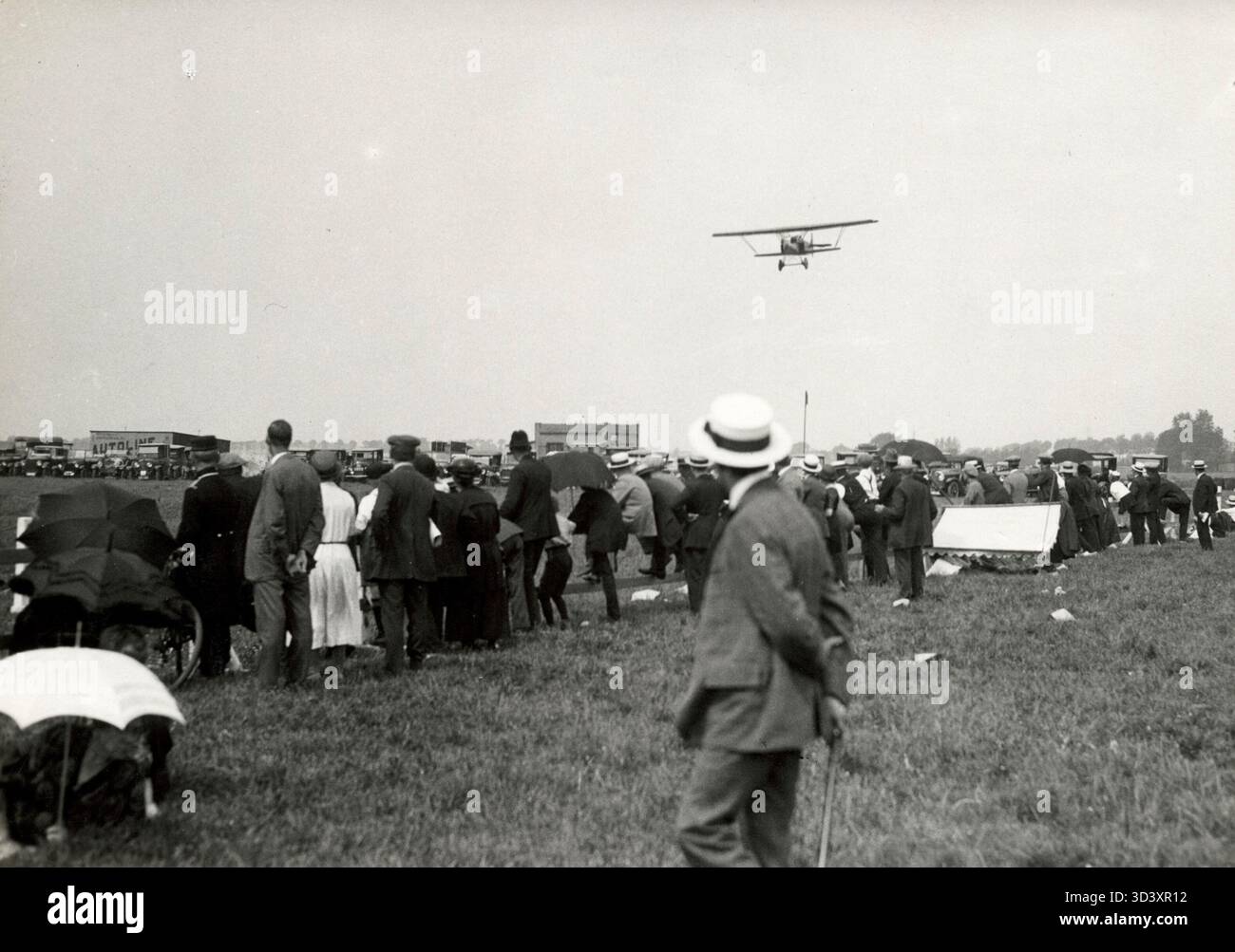 Il National Aviation Day a Schiphol, Paesi Bassi, nel 1923, con una dimostrazione di volo di Anthony Fokker. Questo evento ha mostrato i primi successi nel settore dell'aviazione e il contributo di Fokker al settore. Foto Stock