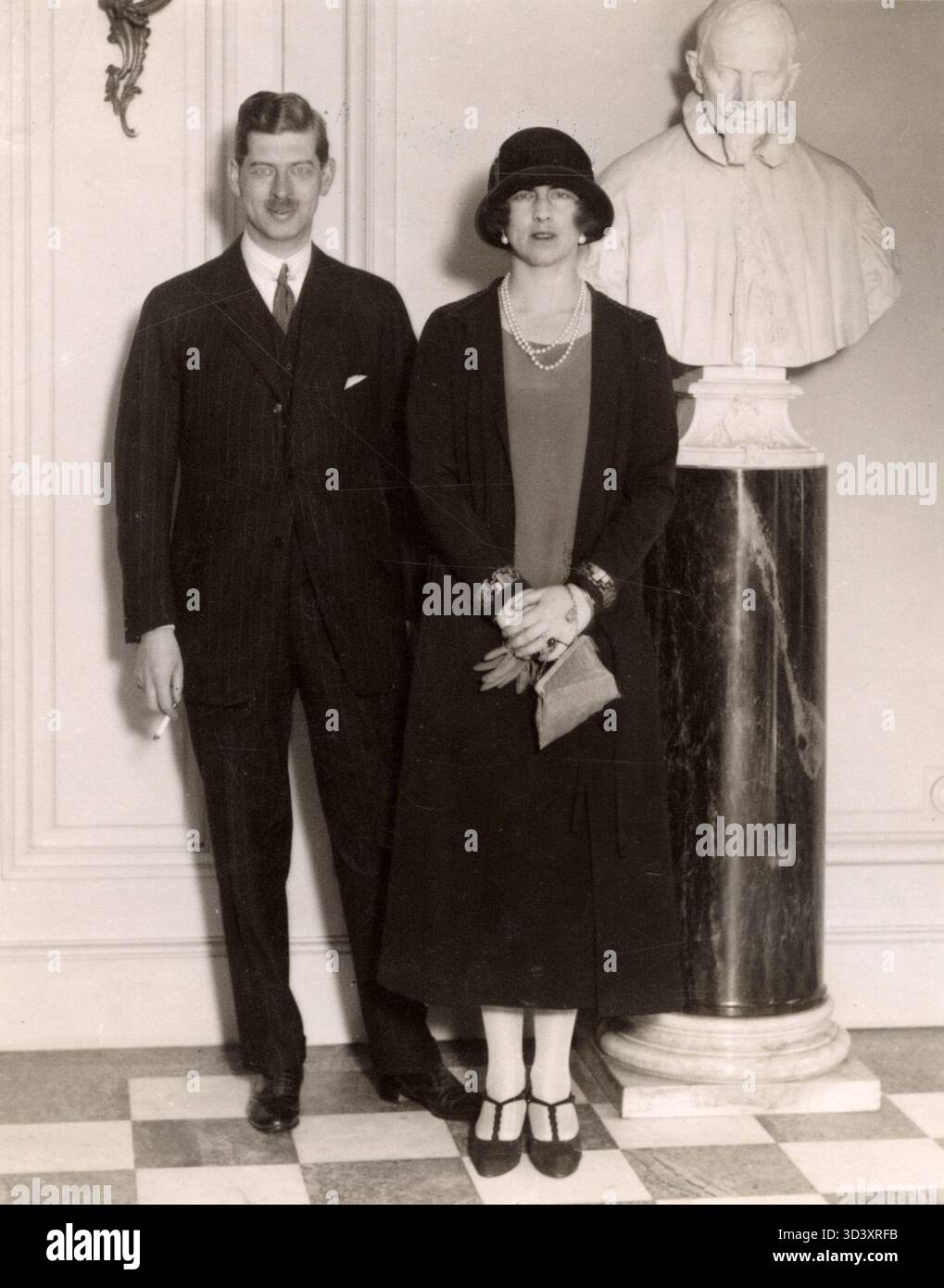 Nel 1926, il re Carlo II di Romania fu fotografato con sua moglie, la principessa Elena di Grecia. Questa immagine riflette le dinamiche della famiglia reale e le loro apparizioni pubbliche in Romania durante quell'epoca. Foto Stock