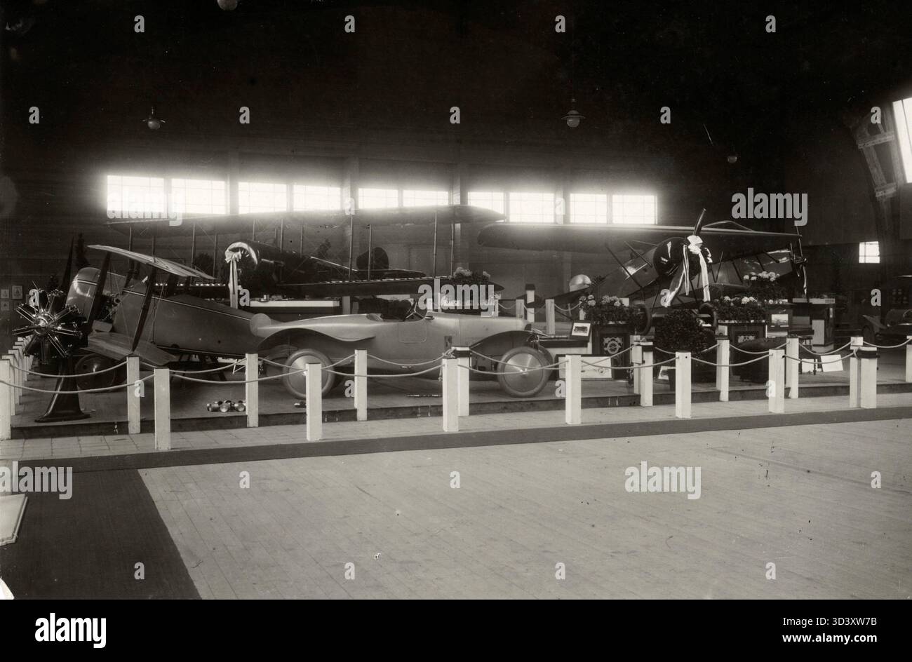 All'Elta Aviation Exhibition del 1919, nei Paesi Bassi, sono state presentate le auto sportive Fokker Aircraft e Spyker, rappresentando un'importante intersezione tra l'aviazione e l'industria automobilistica. Foto Stock