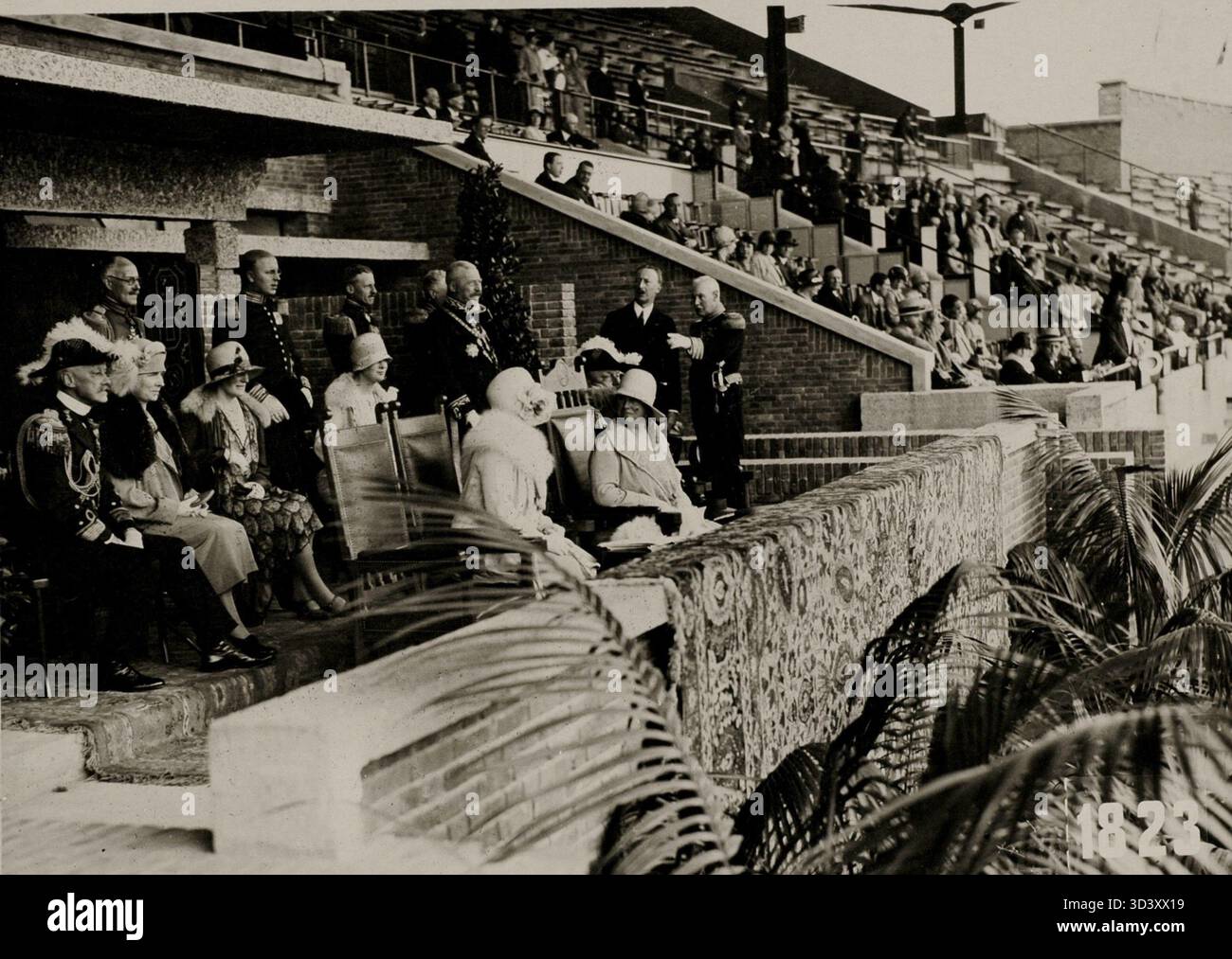 La regina Guglielmina e la principessa Giuliana dei Paesi Bassi visitano i Giochi Olimpici di Amsterdam del 1928. Si vedono seduti nella tribuna reale dello Stadio Olimpico. Amsterdam, Paesi Bassi, 1928. Foto Stock