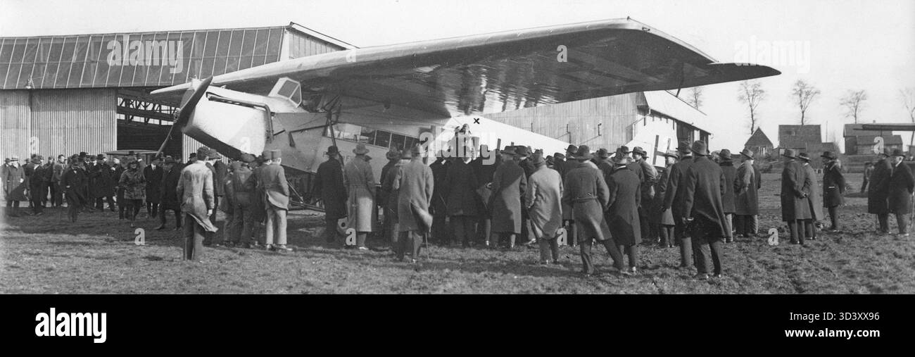 Il Fokker F VII a Schiphol nel 1925, con Anthony Fokker (alla croce) che guidava gli ingegneri intorno. Questa immagine cattura un momento cruciale nella storia dell'aviazione olandese. Foto Stock