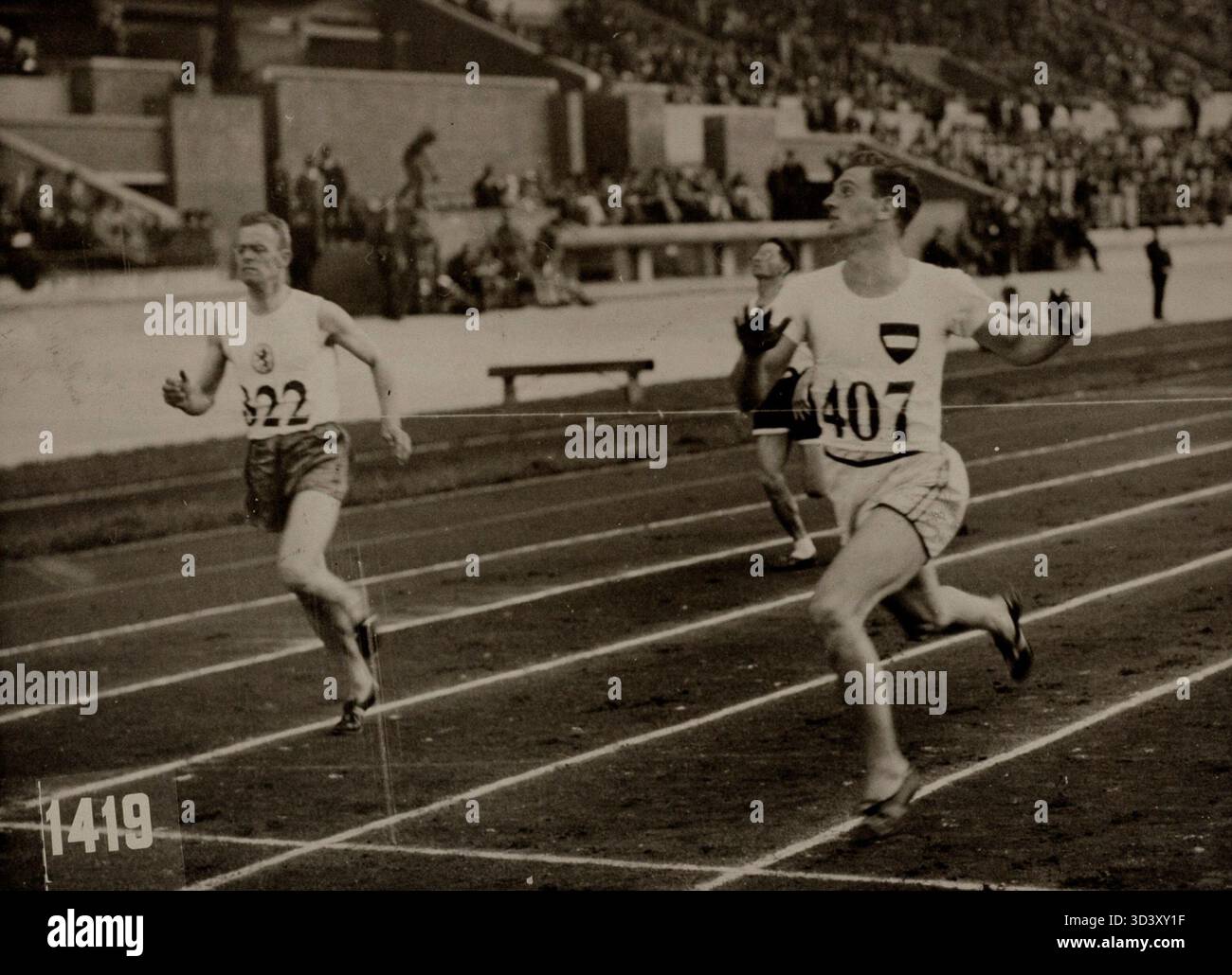 L'atleta austriaco Geissler sconfigge il corridore olandese ad Paulen nella 13a manche della gara dei 400 m alle Olimpiadi di Amsterdam 1928. Foto Stock