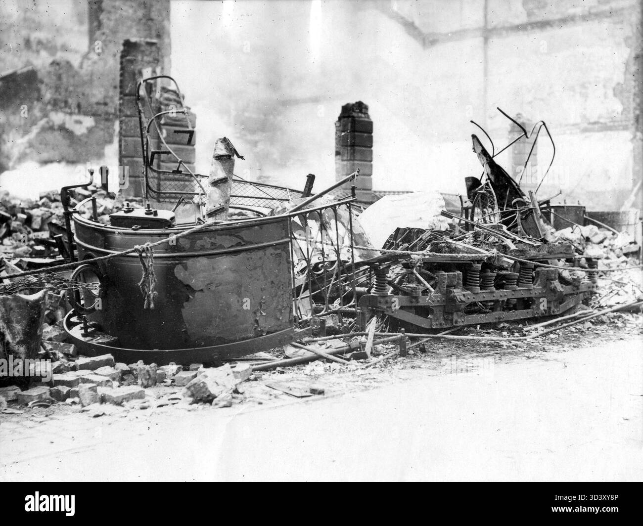 Un tram distrutto usato come barricata durante la rivolta di Pasqua irlandese (24-30 aprile 1916) e bombardato dalle truppe britanniche a Merchant's Quay, Dublino. Foto scattata nel maggio 1916. Foto Stock