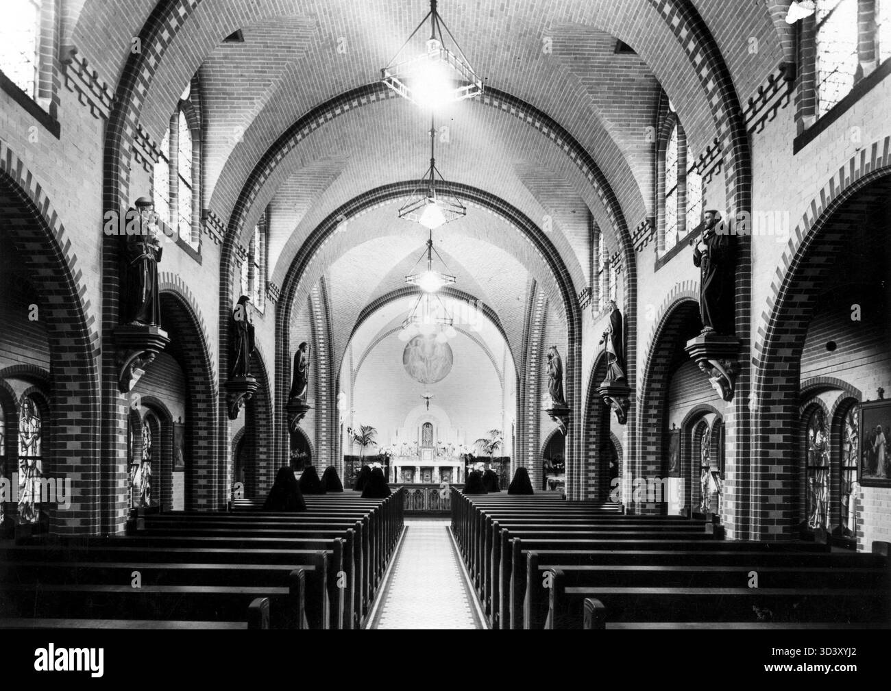 Tra il 1925 e il 1935 è esposta una cappella all'interno dell'ospedale Maria-Stichting di Haarlem, con le suore sedute nelle panche della chiesa. L'immagine evidenzia il ruolo della vita religiosa nelle istituzioni sanitarie durante questo periodo. Foto Stock