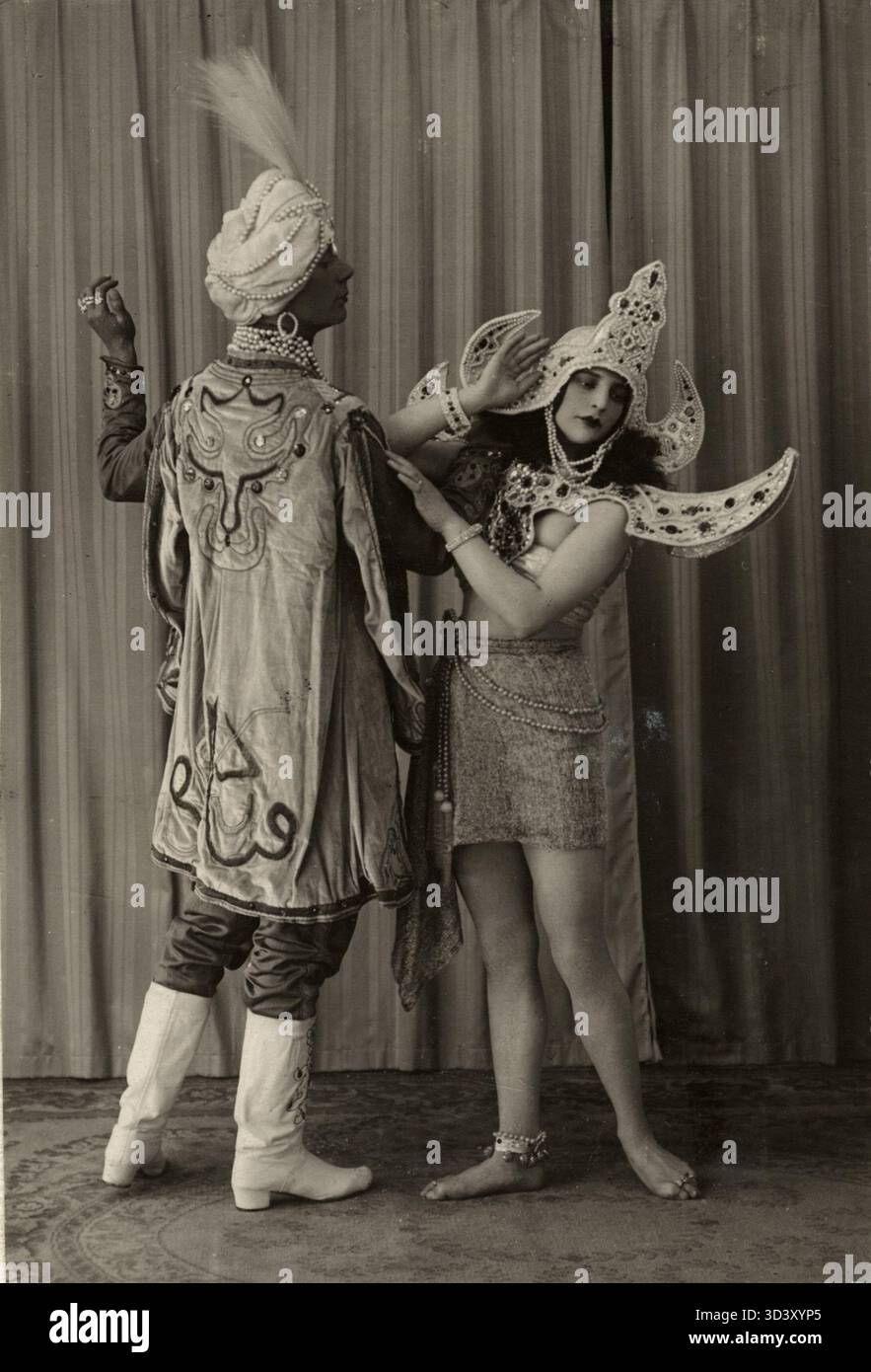 Una coppia di ballerini, gli Stanfords del Casino de Paris, esegue la danza "Pasha e schiavo" in un carnevale nel 1925. L'evento presenta costumi elaborati e performance art. Foto Stock