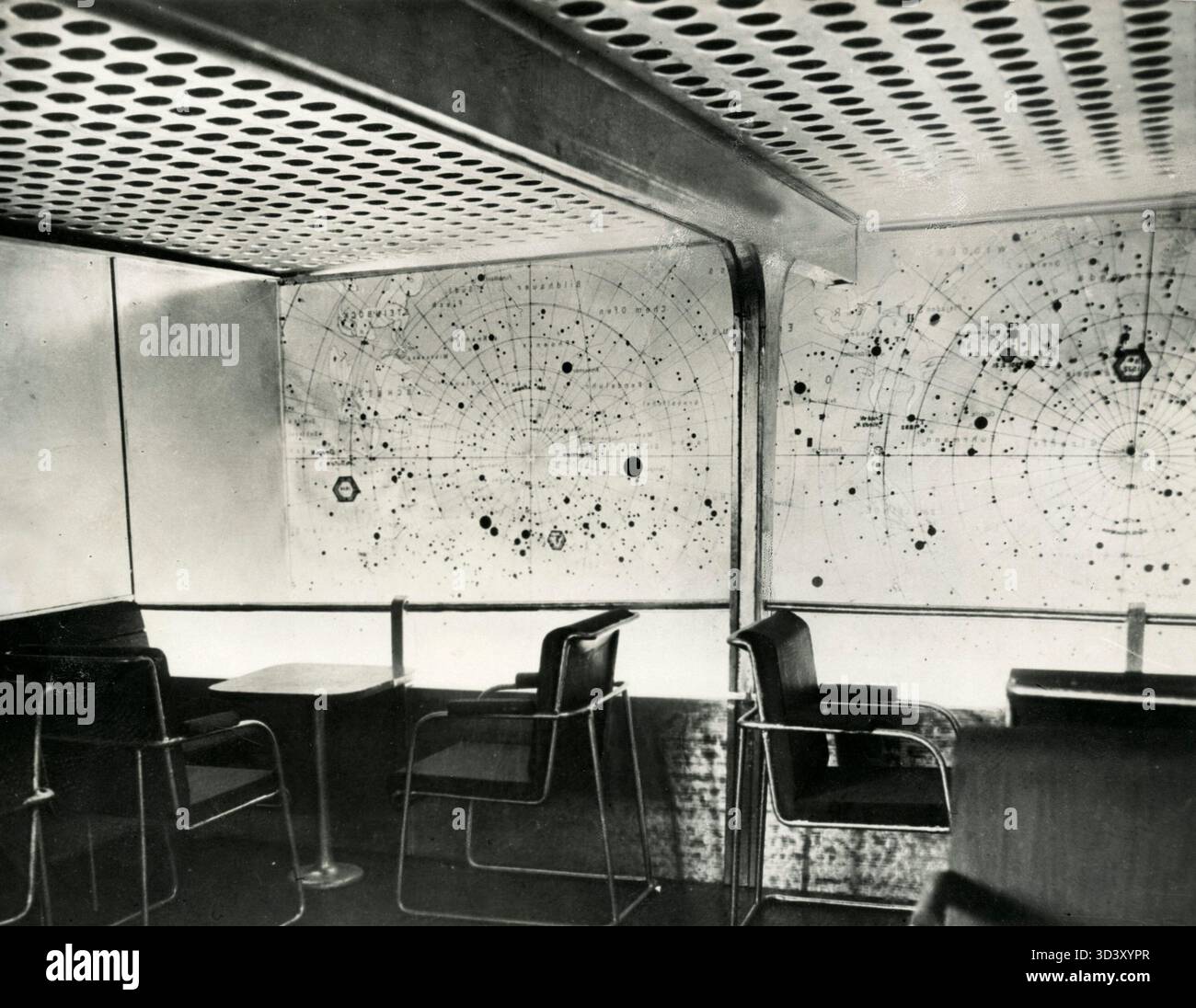 La costruzione del L.Z.129 iniziò a Friedrichshafen, in Germania, nel 1933. Lo zeppelin, in seguito chiamato Hindenburg nel 1936, misurava 248 metri di lunghezza con un volume di 190.000 m³. Questa foto mostra la cabina fumante a bordo del dirigibile, con mappe stellari dei cieli del Nord e del Sud sul muro. Foto Stock