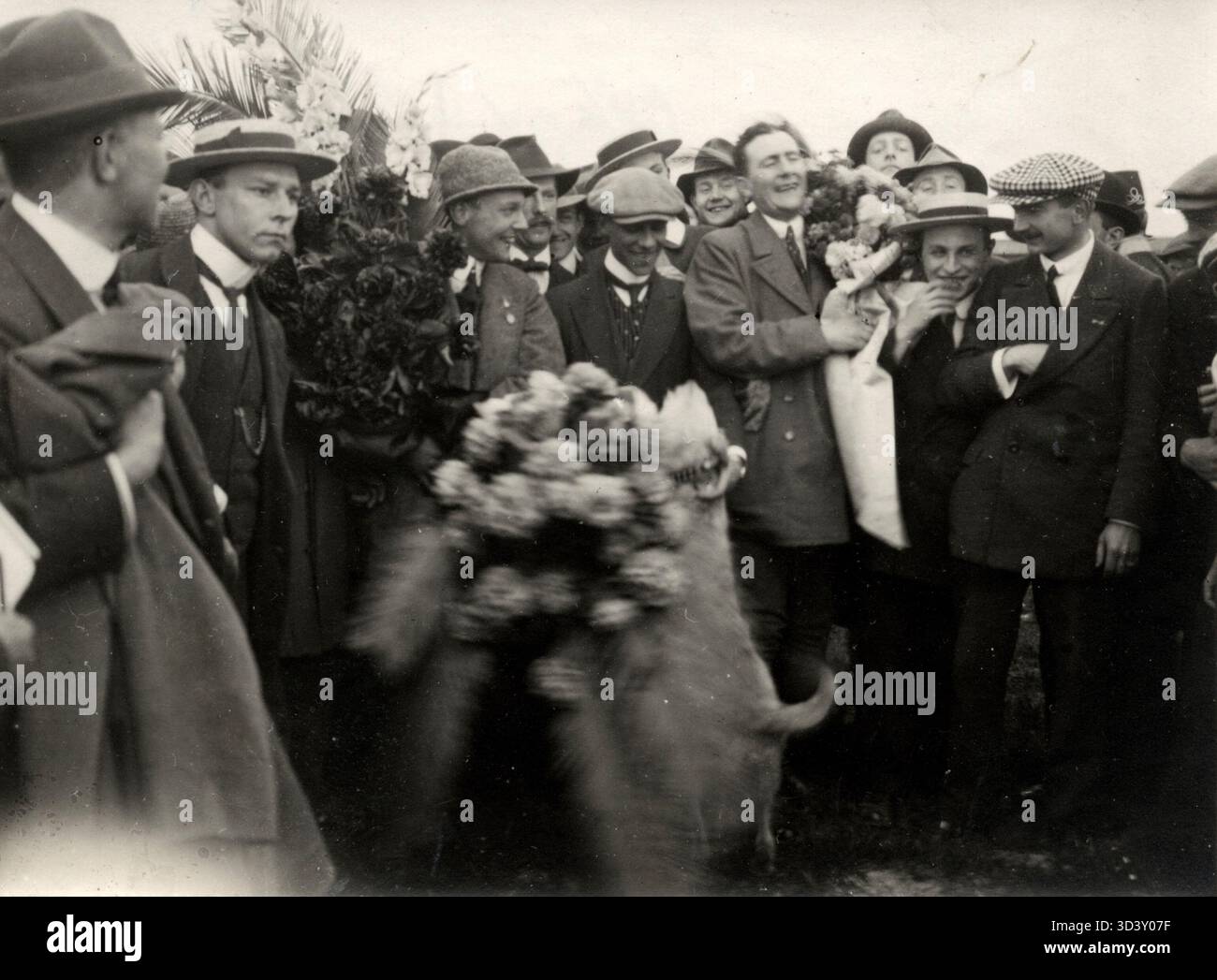 Questa immagine del 1913 mostra le dimostrazioni dell'aviazione a l'Aia, nei Paesi Bassi, con un omaggio floreale presentato ai piloti De Waal, Versteegh e Marinus van Meel. Foto Stock