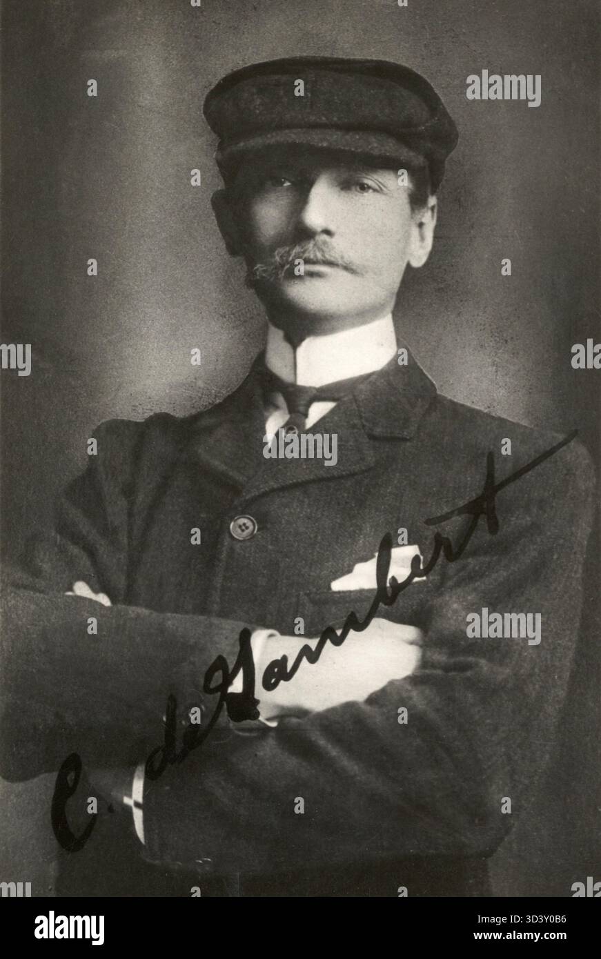 Un ritratto firmato di Charles de Lambert, il primo a volare sui Paesi Bassi nel giugno 1909, vicino a Etten-Leur. La fotografia proviene da una delle prime pietre miliari dell'aviazione. Foto Stock