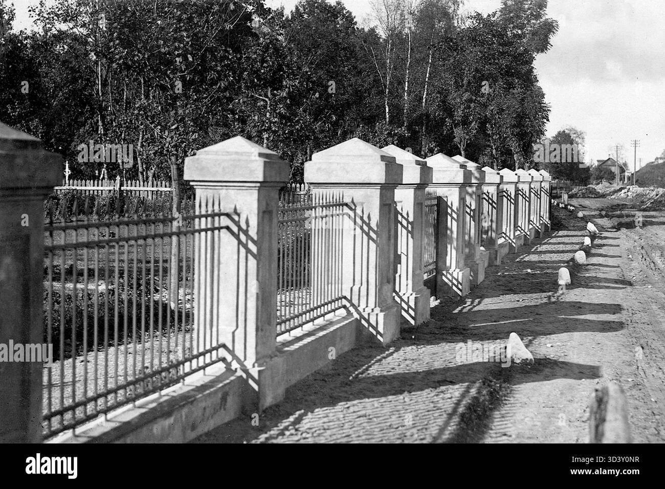 Un'altra fotografia del cimitero di Siivertsi a Narva tra il 1920 e il 1941, che mostra i luoghi di sepoltura e i memoriali. Foto Stock