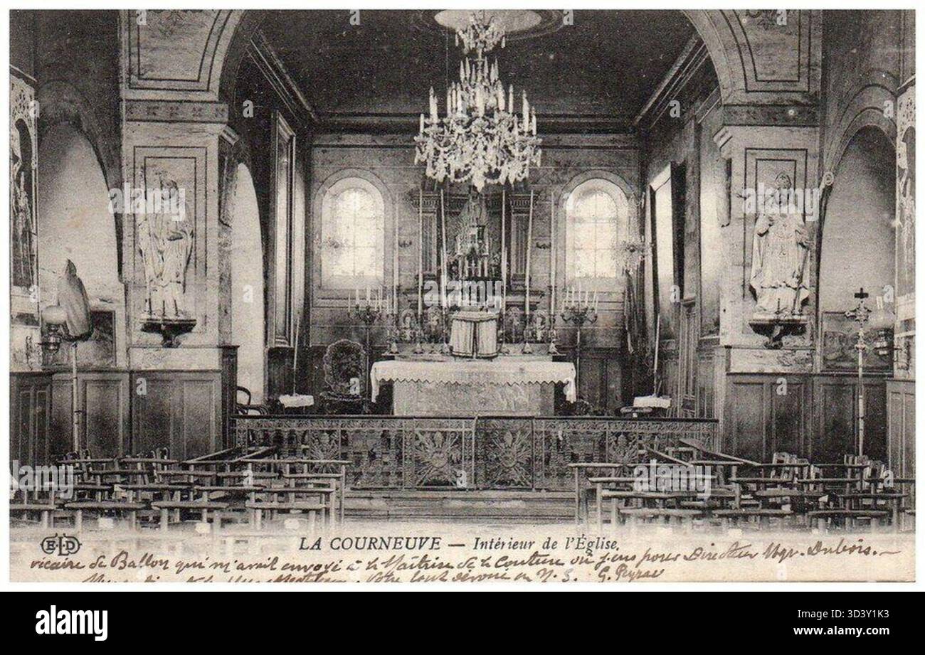 Una fotografia interna della chiesa di la Courneuve, che mette in evidenza lo spazio sacro e i dettagli architettonici dei primi anni '1900 Foto Stock