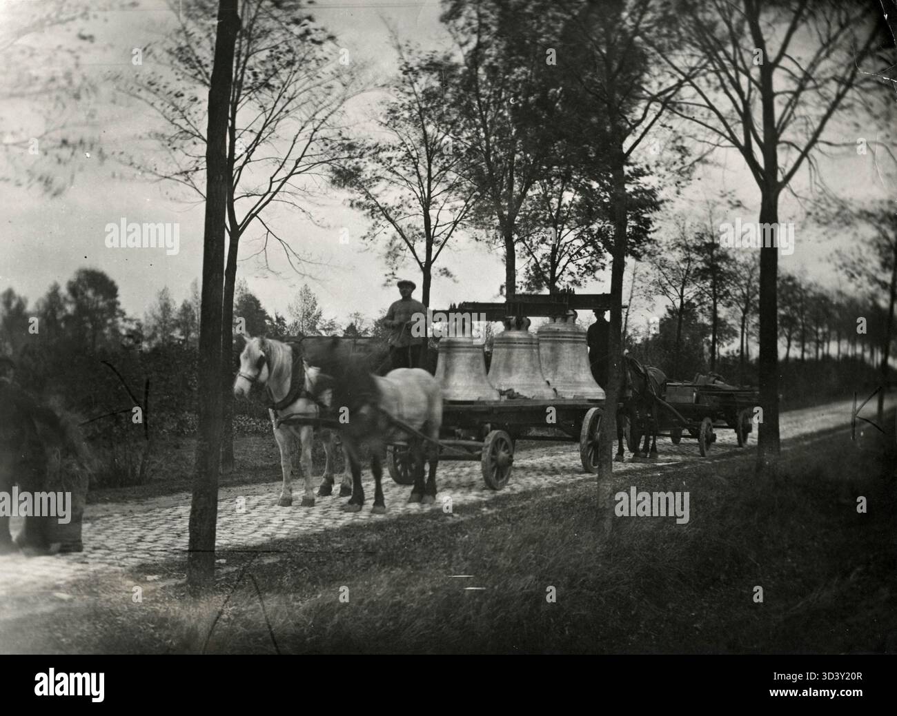 Nel 1915, le campane prodotte nella fonderia Petit e Fritsen vengono trasportate a destinazione con un carro trainato da cavalli. La foto mostra i primi metodi di trasporto per oggetti di grandi dimensioni. Foto Stock