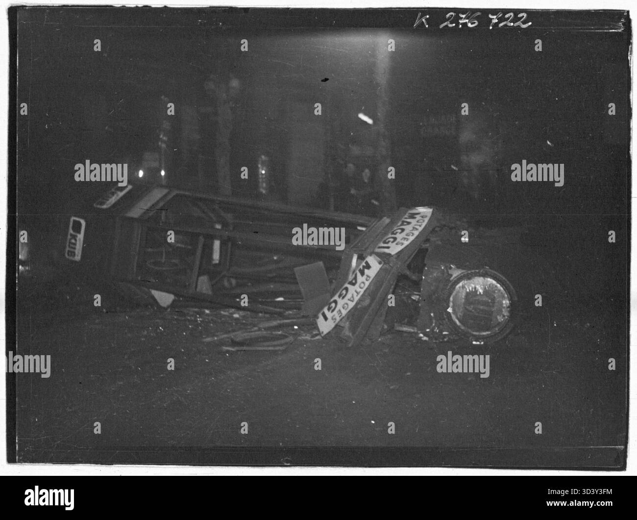 Il 6 febbraio 1934, una colonna di Morris fu rovesciata durante le proteste a Parigi. Questo atto di vandalismo fu parte dei disordini pubblici durante l'evento. Foto Stock