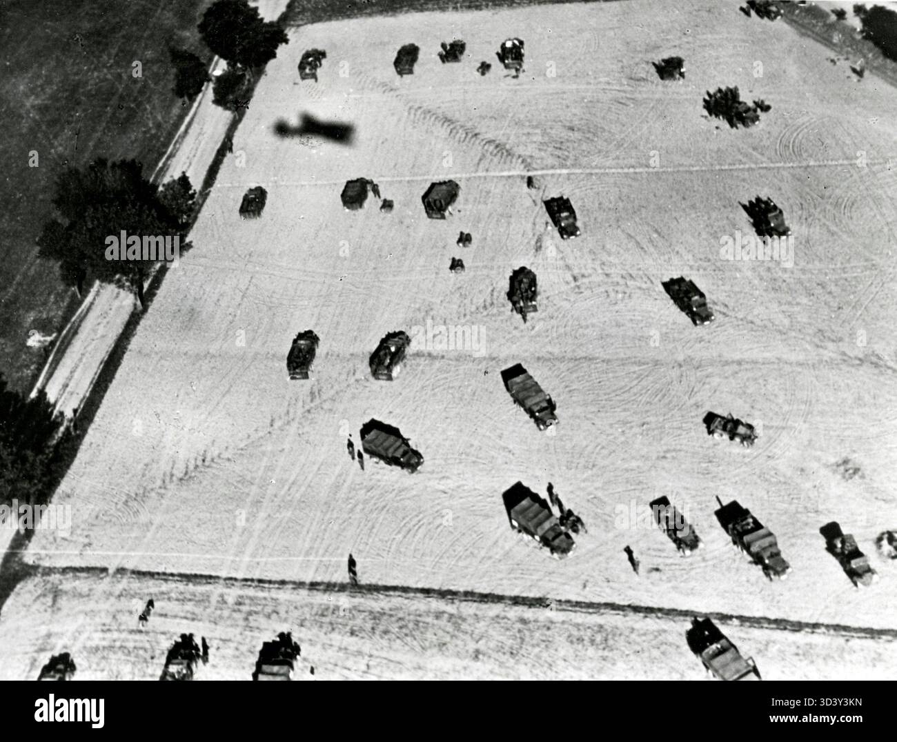 SFA022803663 1939 Paesi Bassi: L'immagine mostra la fanteria e i serbatoi tedeschi sparsi su un campo di grano durante la loro avanzata attraverso la Polonia. La foto è stata scattata da un aereo, con la sua ombra visibile a terra. Polonia, 1939. Foto Stock