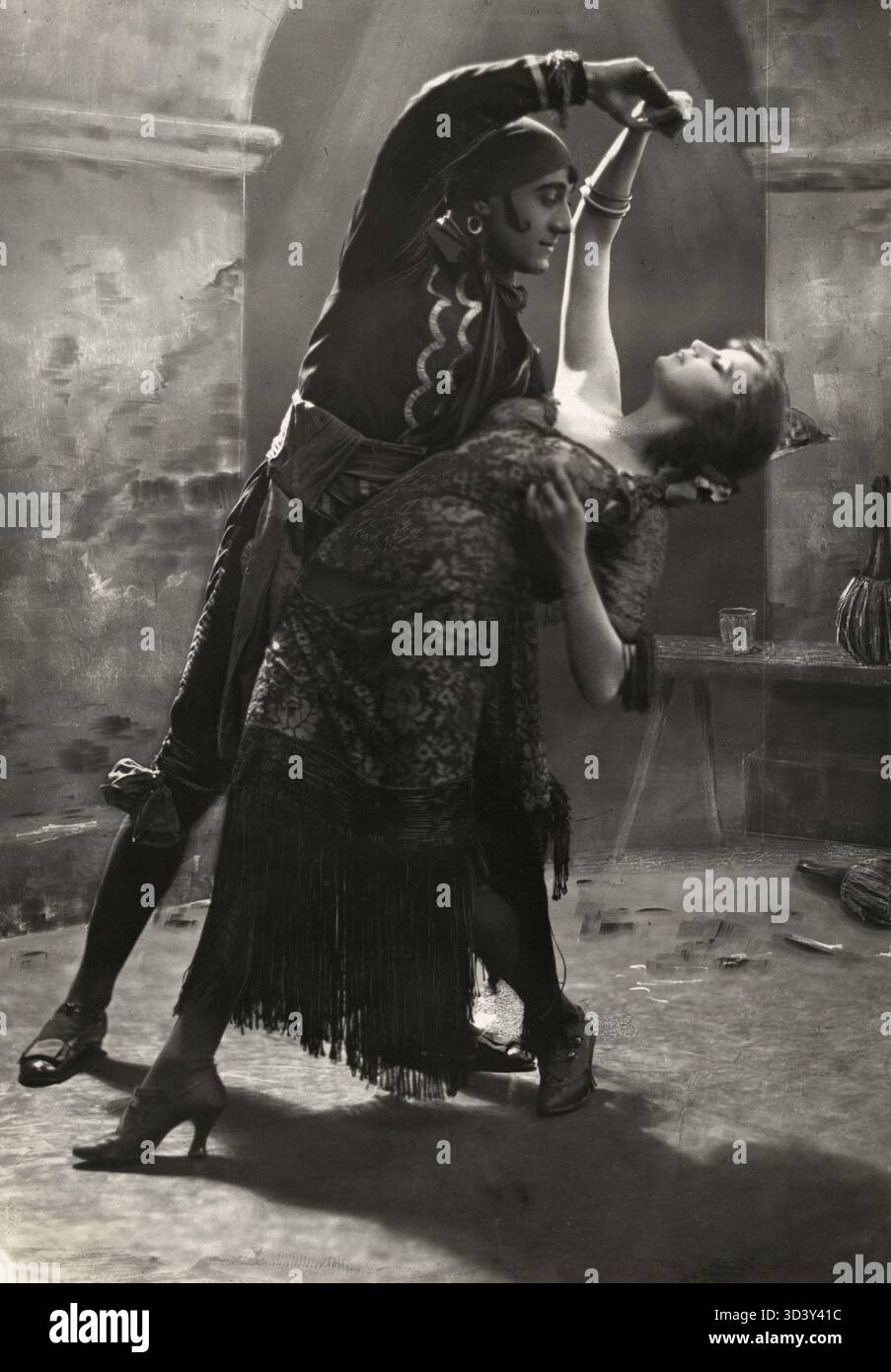 José e Carmen del Bal de l'Opera di Parigi, Francia, 1924. Questa immagine di carnevale in maschera mostra i grandi costumi e il fascino drammatico tipico della scena lirica parigina. Foto Stock