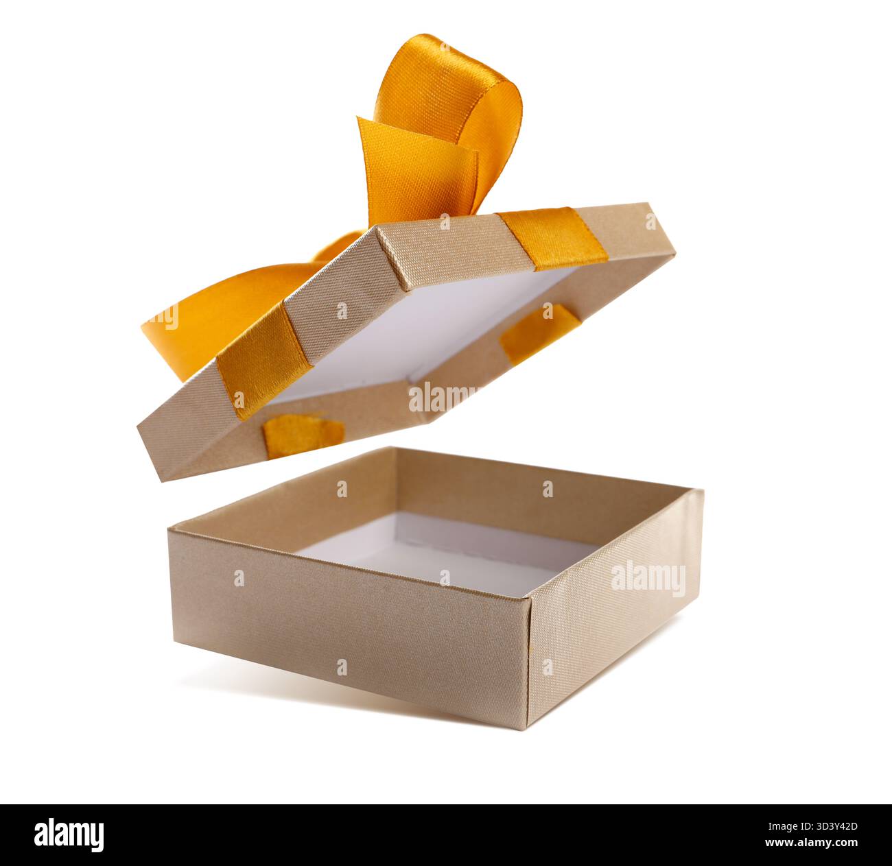 Apri la confezione regalo con un bellissimo coperchio in aria su sfondo bianco Foto Stock