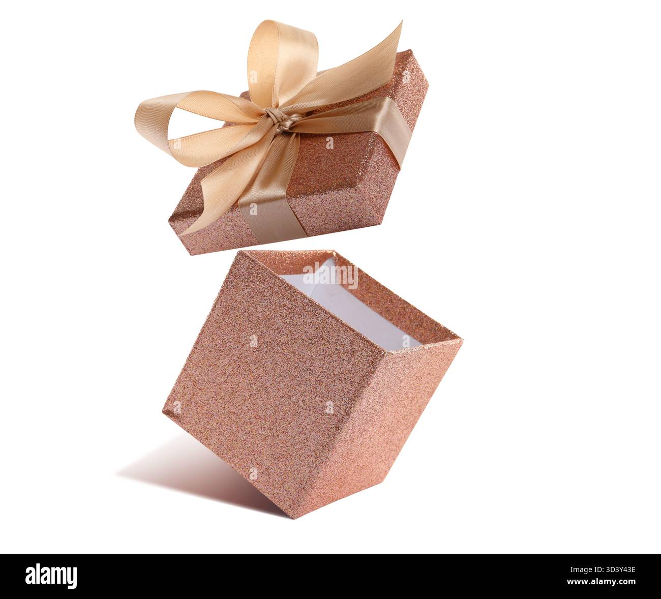 Apri la confezione regalo con un bellissimo coperchio in aria su sfondo bianco Foto Stock