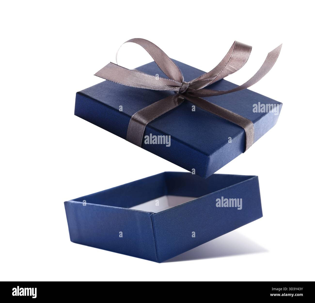 Apri la confezione regalo con un bellissimo coperchio in aria su sfondo bianco Foto Stock