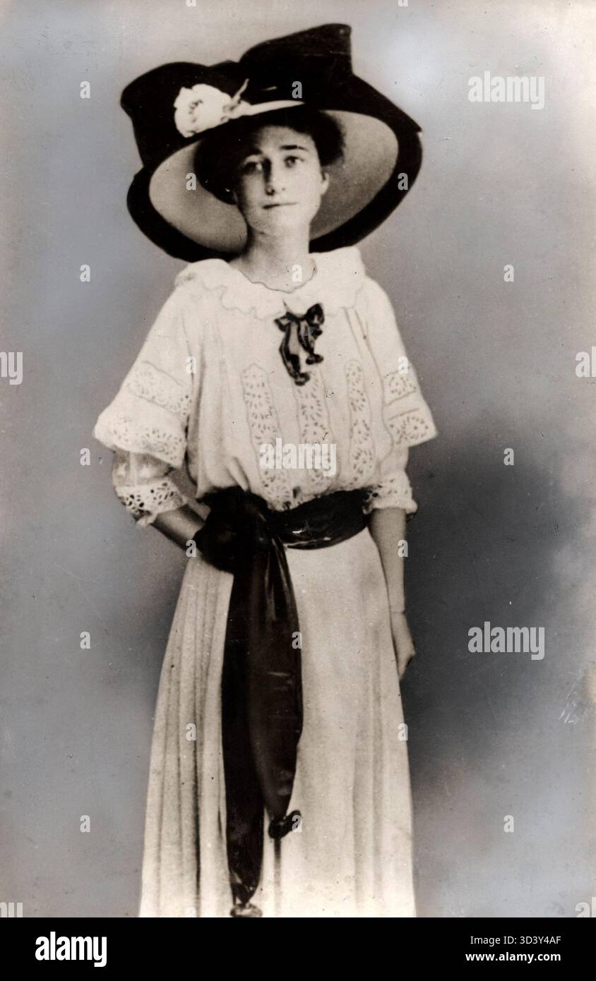 Wallis Simpson, la donna americana che re Edoardo VIII sposò, portò alla sua abdicazione. Questa foto del 1909 la mostra indossare un lungo abito in pizzo e un grande cappello. Foto Stock