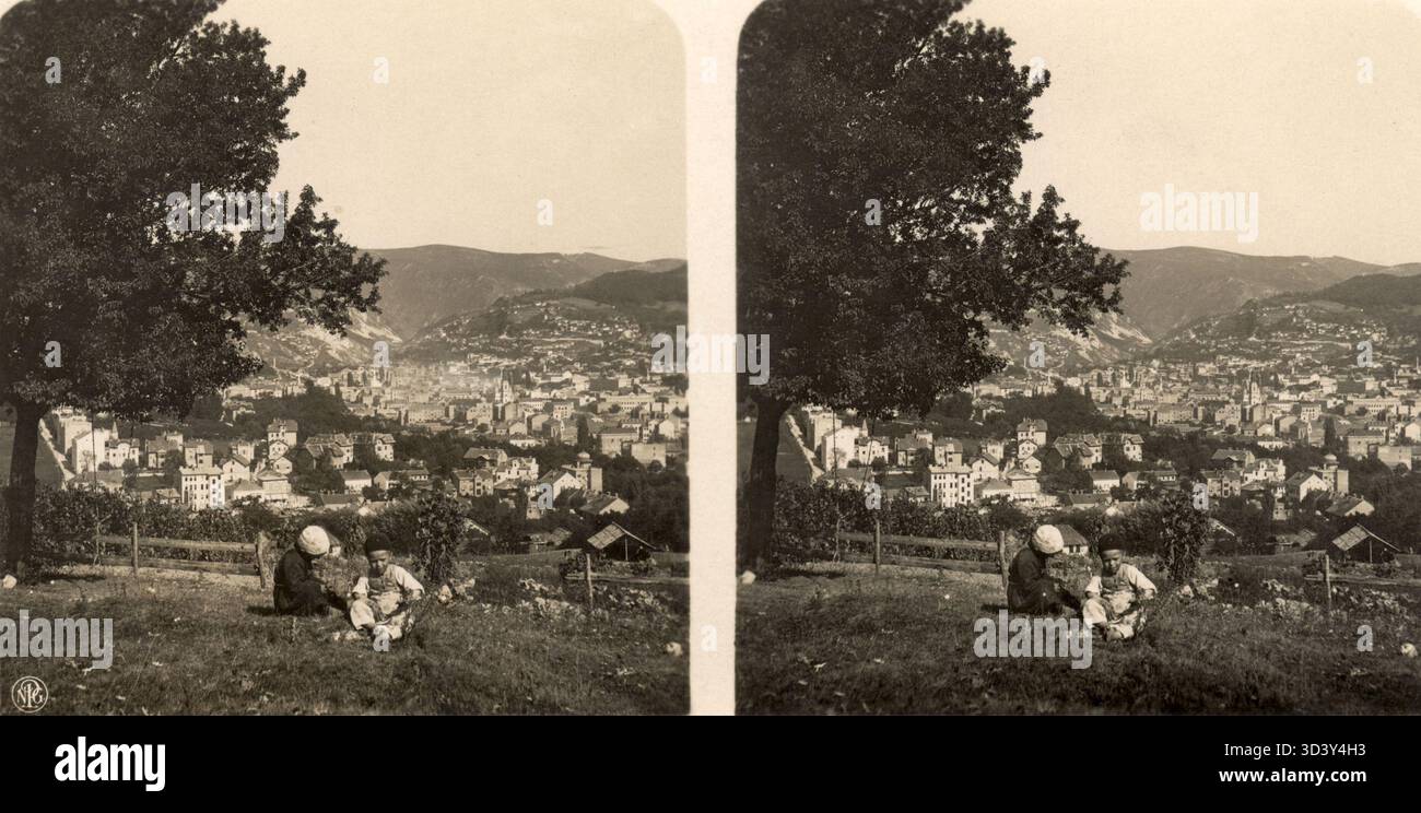 Uno stereofoto del 1900-1915 circa che mostra una vista verso ovest di Sarajevo, con due bambini in abiti turchi seduti sull'erba. La città è annidata tra le colline della valle di Sarajevo. Foto Stock
