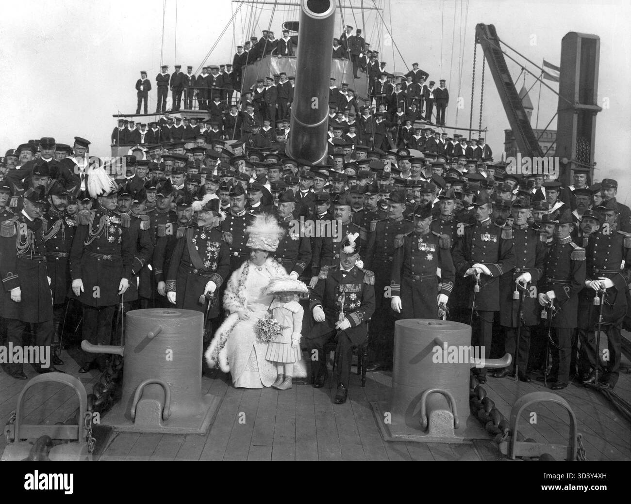 Nel maggio 1912 la famiglia reale olandese, tra cui la regina Guglielmina, il principe Hendrik e la principessa Giuliana, visitò il porto di Amsterdam, dove sono stati accolti dagli ufficiali e dall'equipaggio delle risorse umane. Signorina Jacob van Heemskerk. Foto Stock