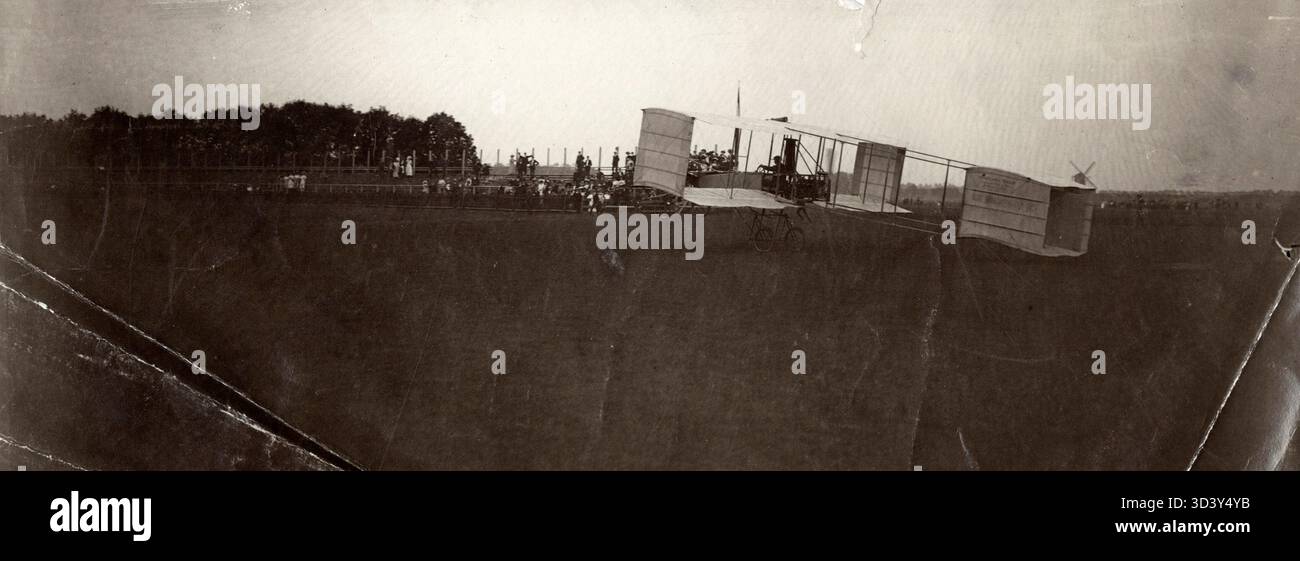 Questa fotografia cattura un tentativo fallito di volo dell'aviatore Louis Goudart nel 1909 nei Paesi Bassi, una parte delle prove in corso nei primi giorni dell'aviazione. Foto Stock