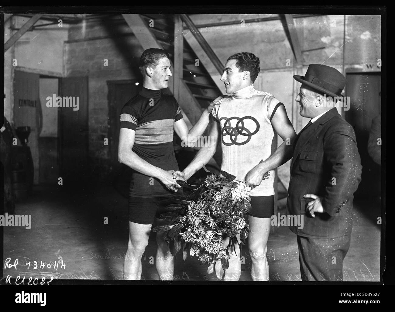 Yves Van Massenhove e Roger Beaufrand hanno gareggiato in un match di velocità amatoriale franco-belga al Vél d'HIV di Parigi, il 2 dicembre 1928. La partita faceva parte di una serie di eventi ciclistici coperti dalla stampa francese. Foto Stock