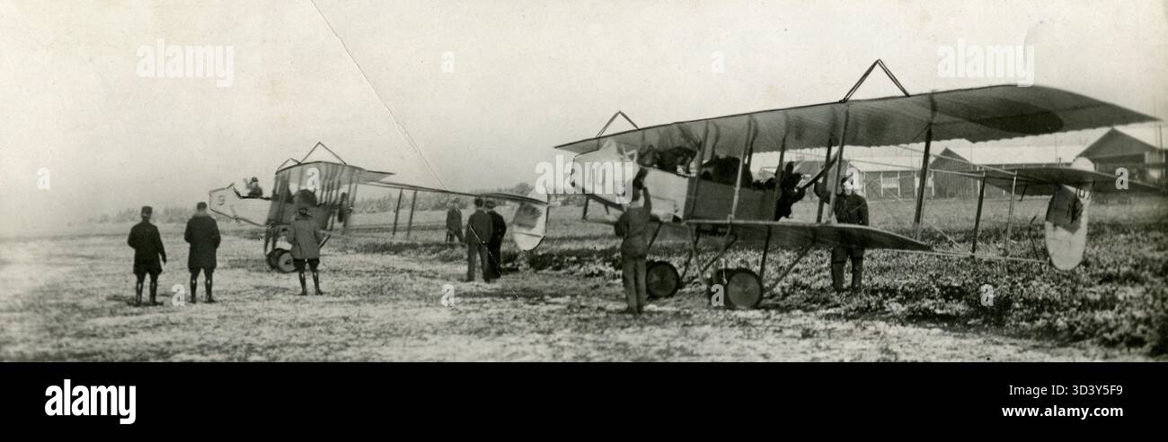 Nel 1916, due biplani Farman francesi sono stati visti all'aeroporto di Soesterberg pronti per il decollo per un volo militare come parte delle operazioni dell'aeronautica olandese. Foto Stock