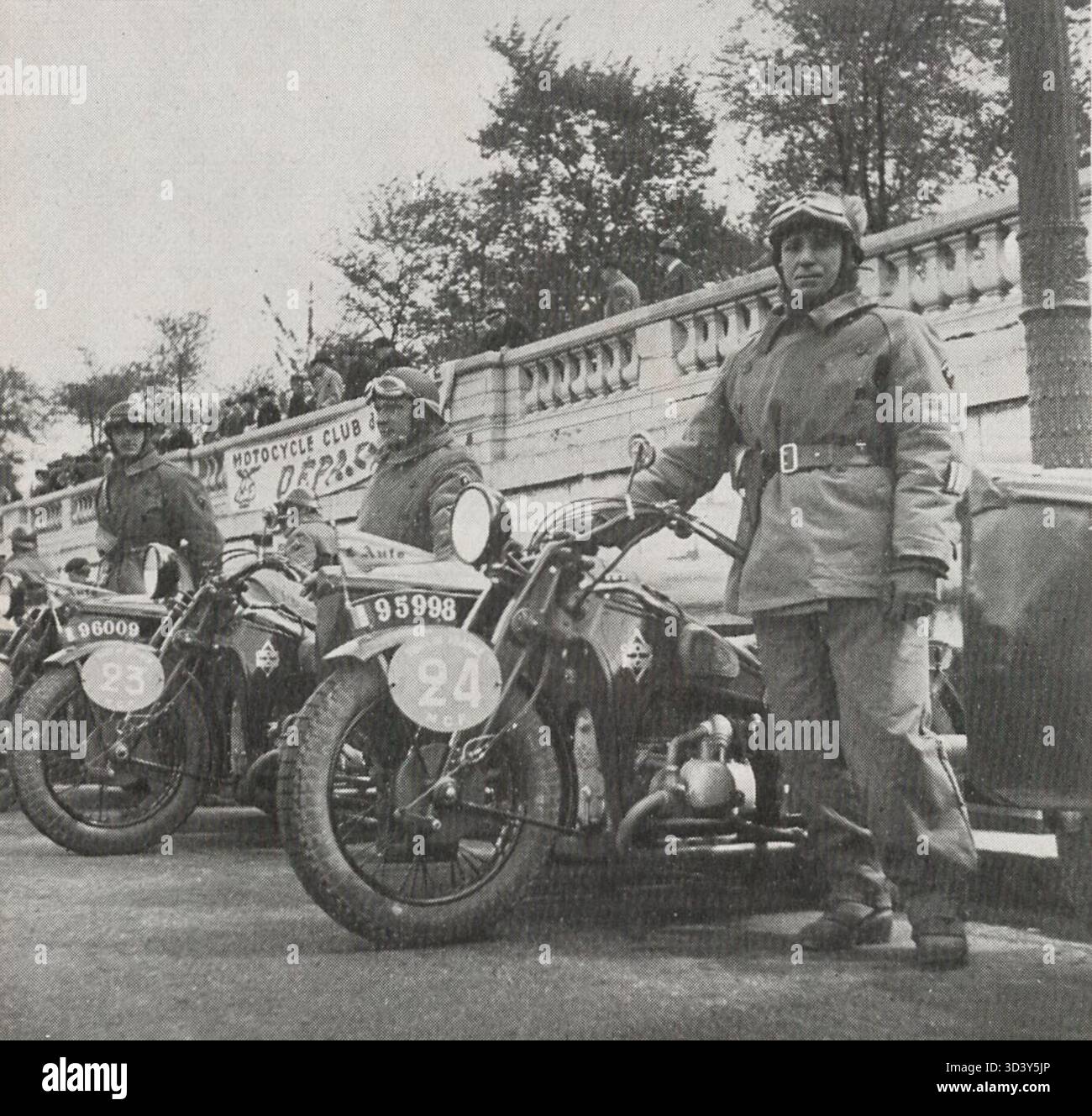 Questa fotografia del 30 aprile 1938 mostra la terza squadra ussari che gareggia nel Tour de France militaire motociclista a Place de la Concorde. Il team include il tenente Martin, lo chef M.D.L. Garnier e lo chef M.D.L. Plisson. La foto è stata pubblicata su *Plein Ciel* nel maggio 1938. Foto Stock