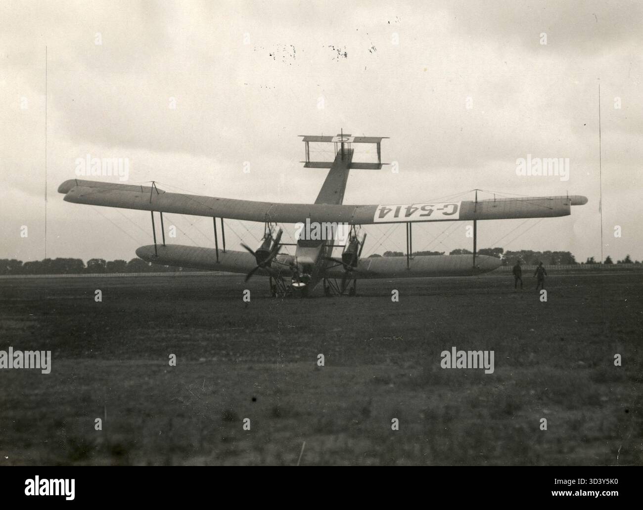 Nel 1919, l'Handley Page o/400, un bombardiere britannico della prima guerra mondiale, fu fotografato all'ELTA Aviation Exhibition nei Paesi Bassi. L'aereo è rimasto bloccato in un terreno morbido durante una dimostrazione, evidenziandone le dimensioni e il peso. Foto Stock