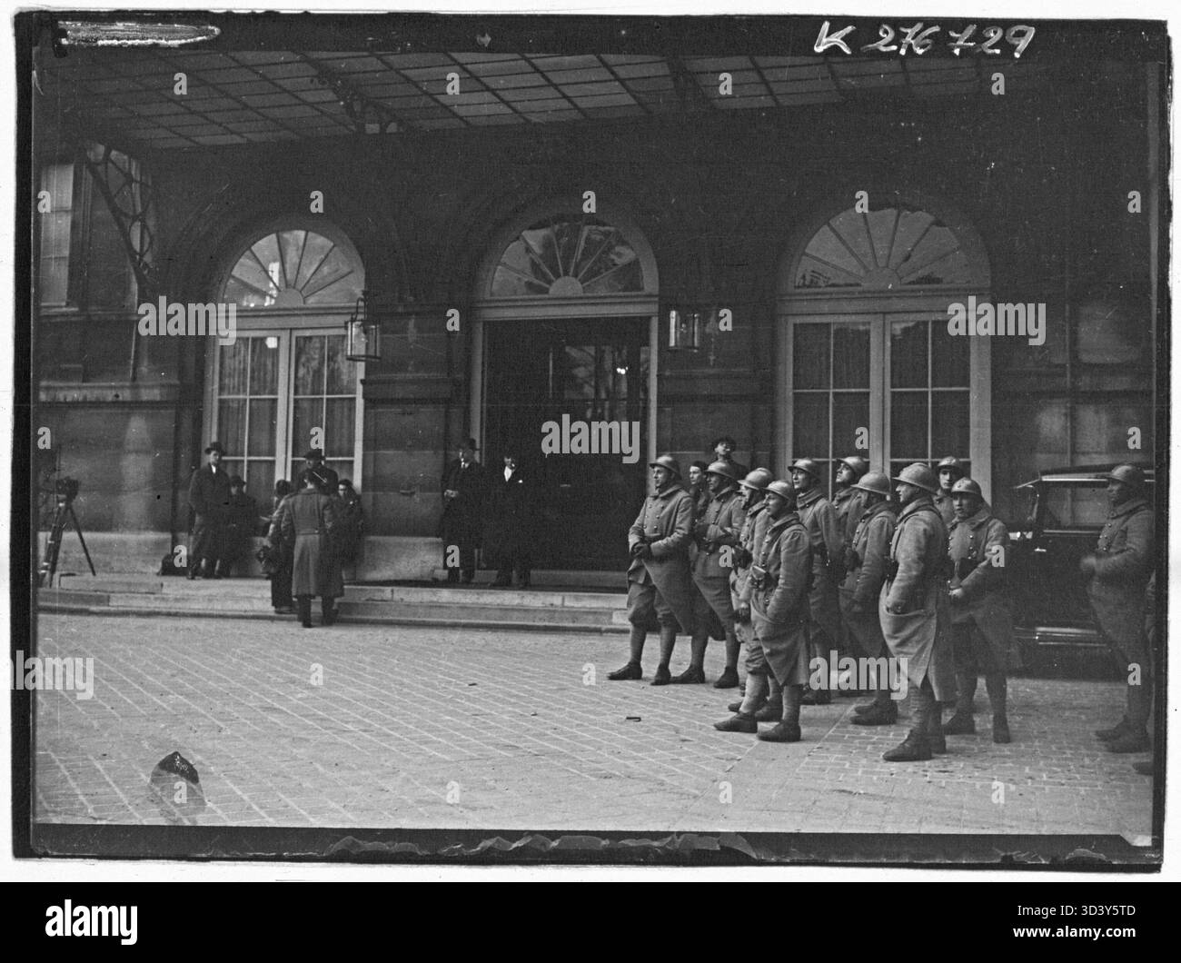 Il 6 febbraio 1934, durante le proteste a Parigi, le forze di sicurezza erano di stanza di fronte al Palais de l'Élysée, riflettendo le misure di sicurezza rafforzate attuate dal governo durante i disordini. Foto Stock