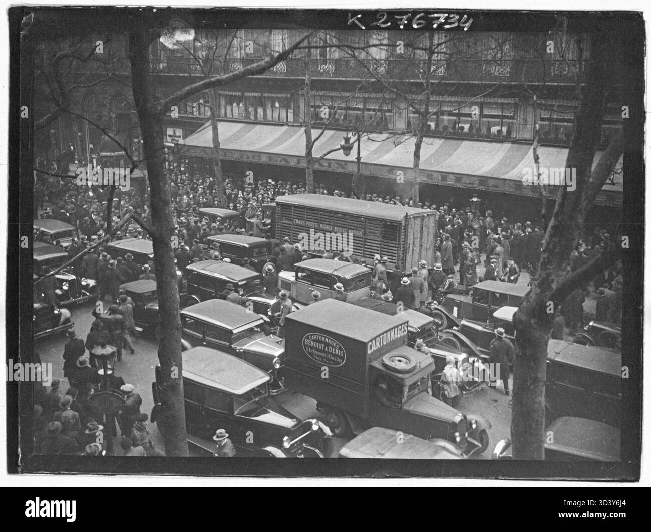 Durante le proteste del 6 febbraio 1934, a Parigi, i manifestanti bloccarono il traffico sul Boulevard des Capucines, mostrando l'entità dei disagi causati dalle proteste. La fotografia cattura i veicoli arrestati. Foto Stock