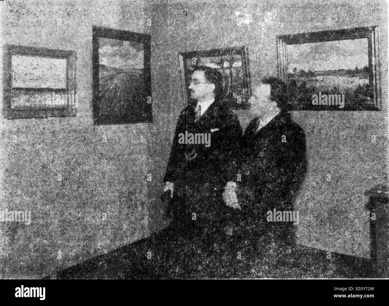 Questa fotografia scattata il 24 febbraio 1936 mostra W. J. A. Visser e Peter van den Braken in una mostra delle opere di Visser nel 1938. L'evento mette in evidenza la comunità artistica olandese e il loro contributo al mondo dell'arte. Foto Stock