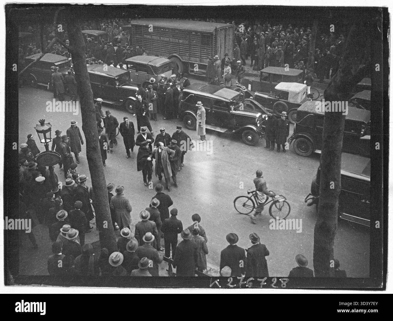 Questa fotografia, scattata il 6 febbraio 1934, mostra l'arresto di un manifestante durante le manifestazioni di Parigi. L'immagine cattura il momento di tensione quando le forze dell'ordine intervengono per controllare i disordini. Foto Stock